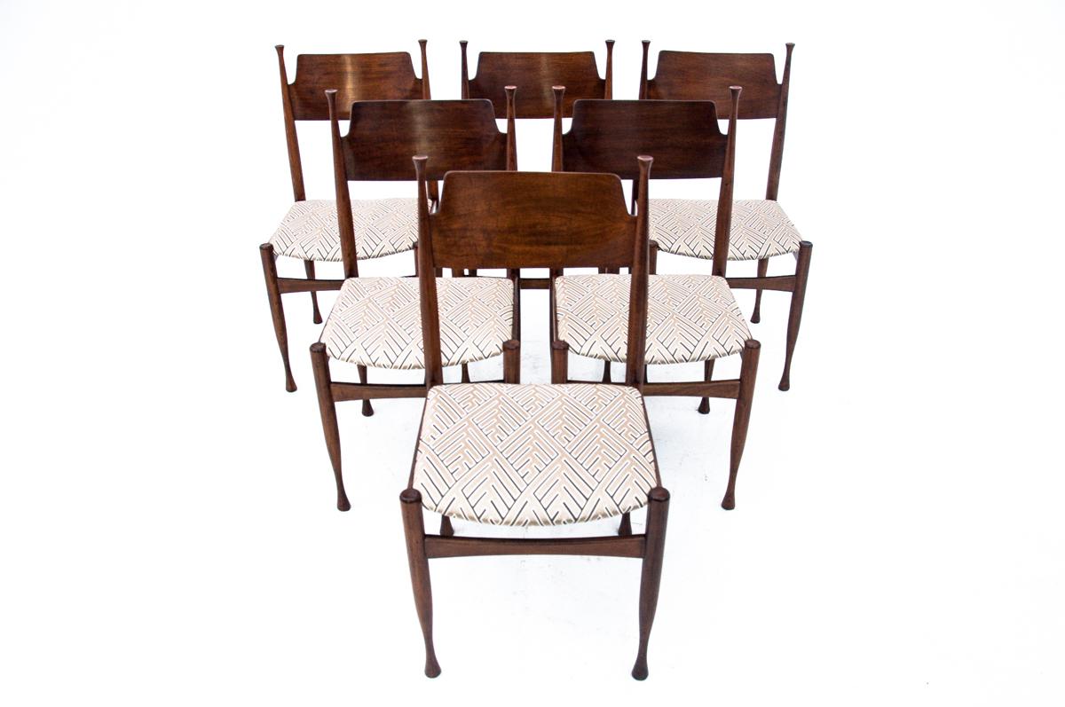 A set of six teak dining chairs.

Chairs produced in Scandinavia in the 1940s and 1950s. Stable after renovation.

In our workshop, they have undergone a renovation of the wood and the replacement of upholstery with a new velvet beige with a