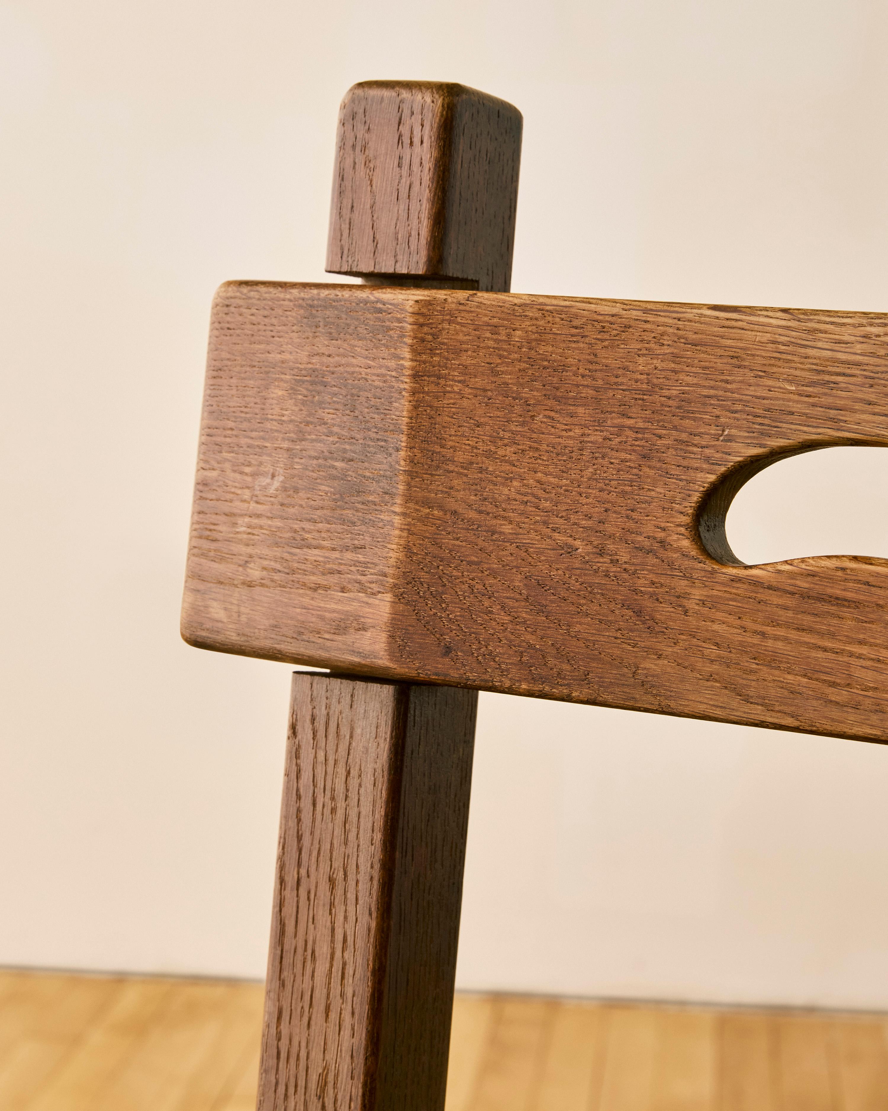 Set of Six Belgian Brutalist Style Oak Chairs (Mitte des 20. Jahrhunderts) im Angebot