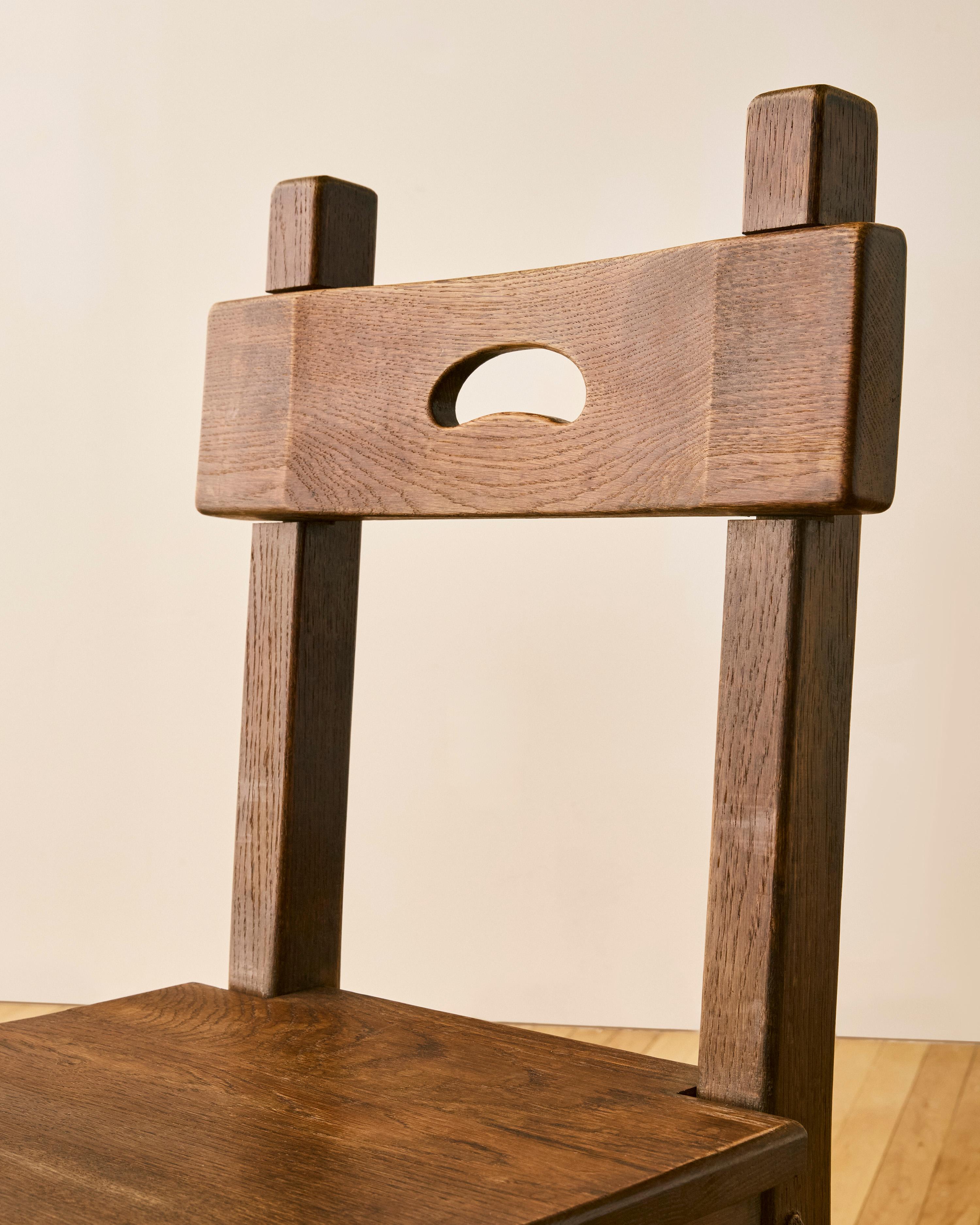 Set of Six Belgian Brutalist Style Oak Chairs (Eichenholz) im Angebot