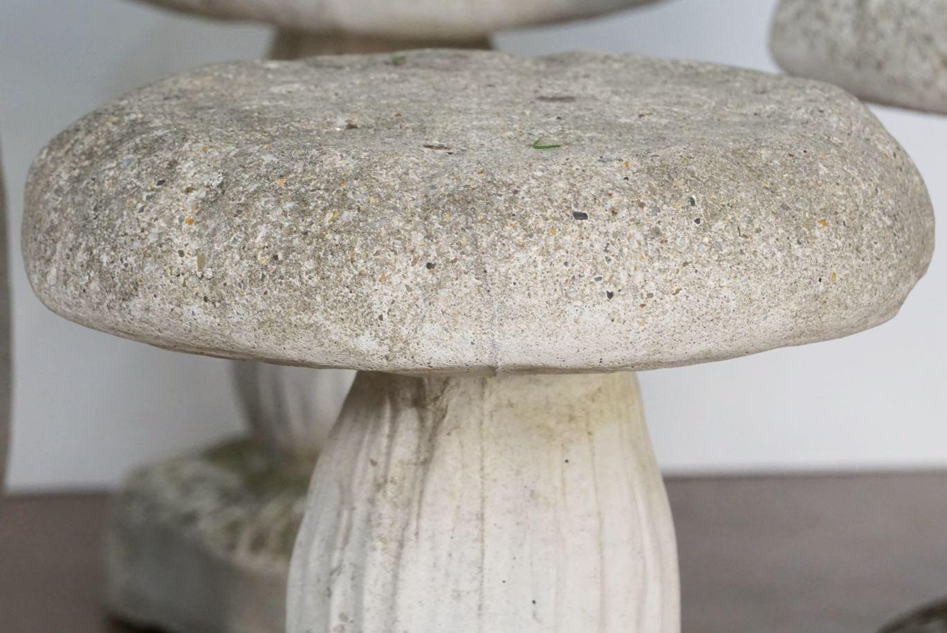 Ensemble de six champignons ou tabourets de crapauds en pierre de jardin belge ''Vendu comme un ensemble''. en vente 4
