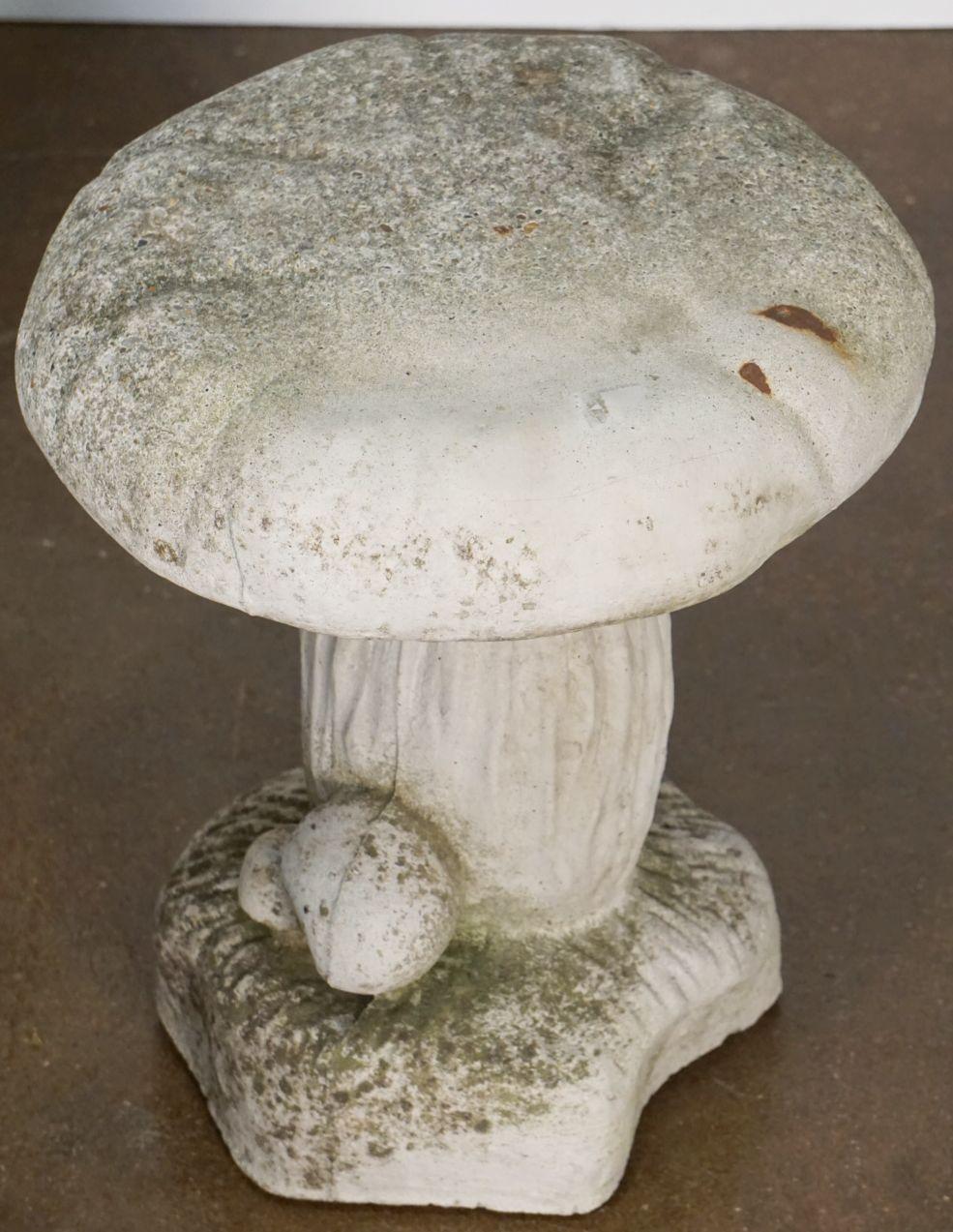 Ensemble de six champignons ou tabourets de crapauds en pierre de jardin belge ''Vendu comme un ensemble''. en vente 5