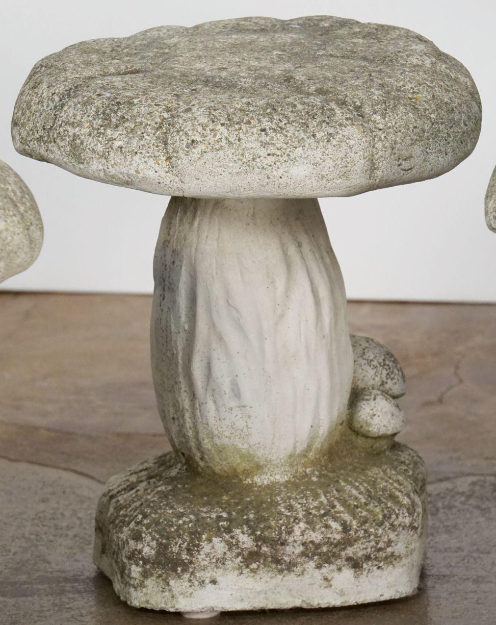 Ensemble de six champignons ou tabourets de crapauds en pierre de jardin belge ''Vendu comme un ensemble''. en vente 6
