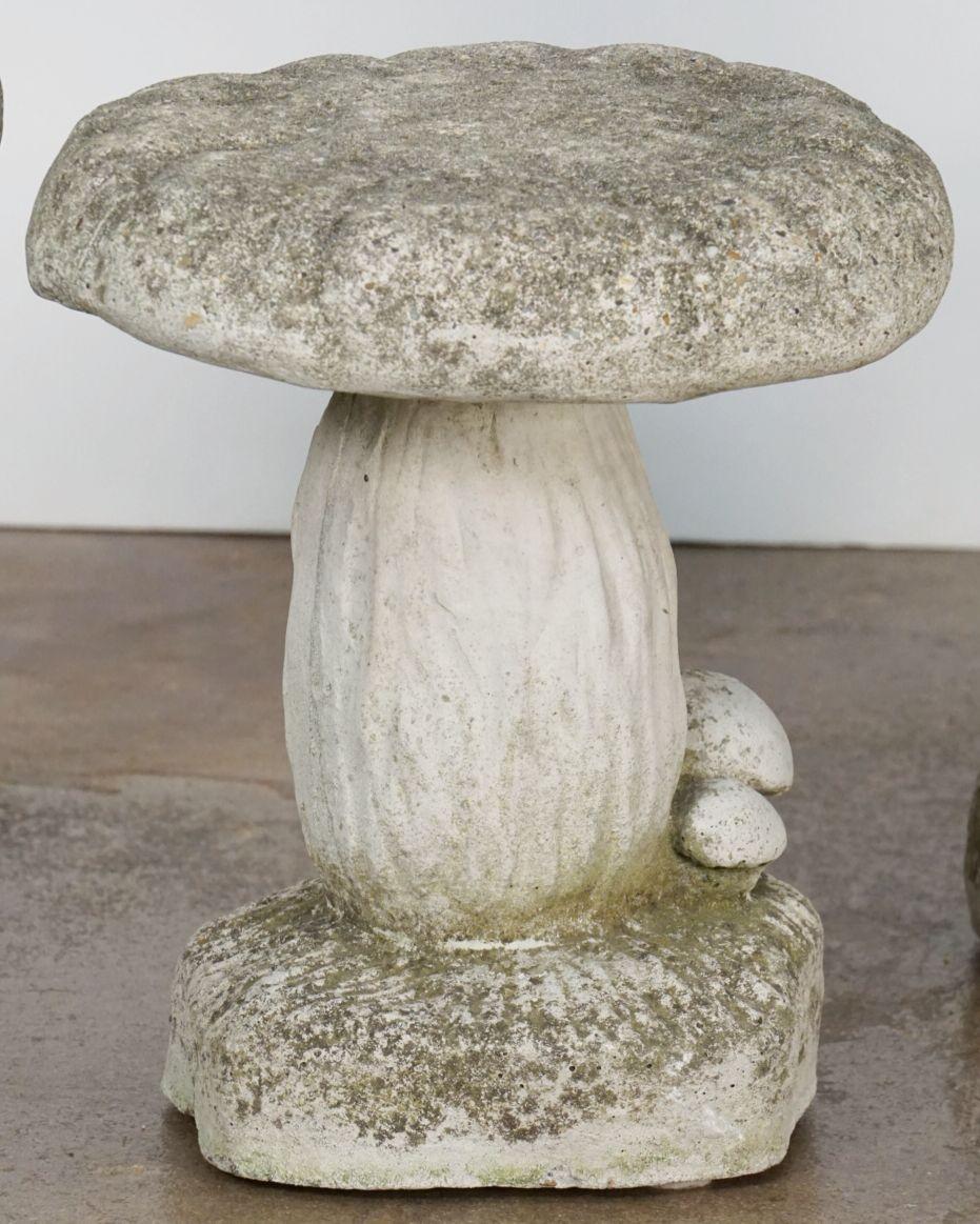 Ensemble de six champignons ou tabourets de crapauds en pierre de jardin belge ''Vendu comme un ensemble''. en vente 7