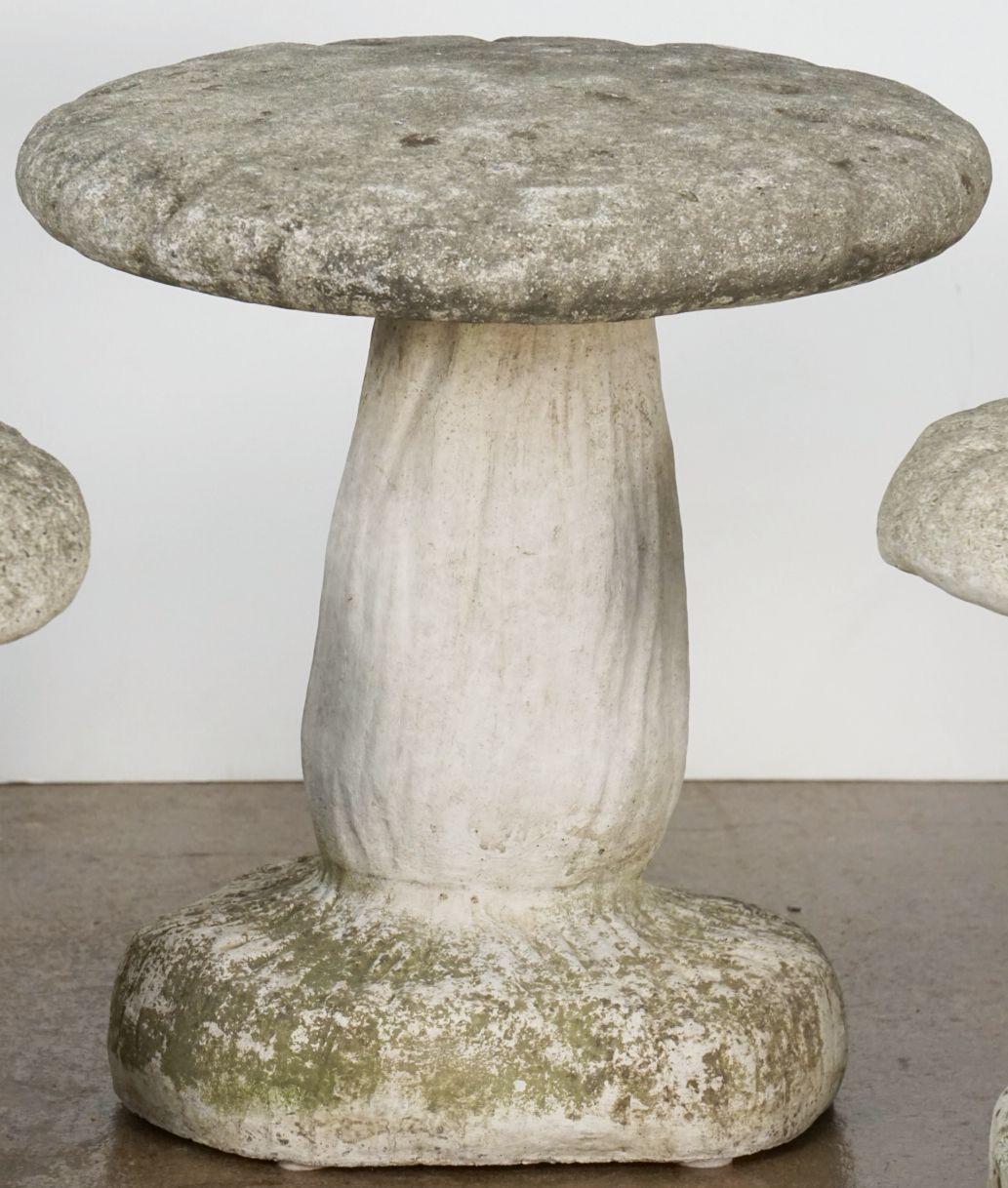 Ensemble de six champignons ou tabourets de crapauds en pierre de jardin belge ''Vendu comme un ensemble''. en vente 8