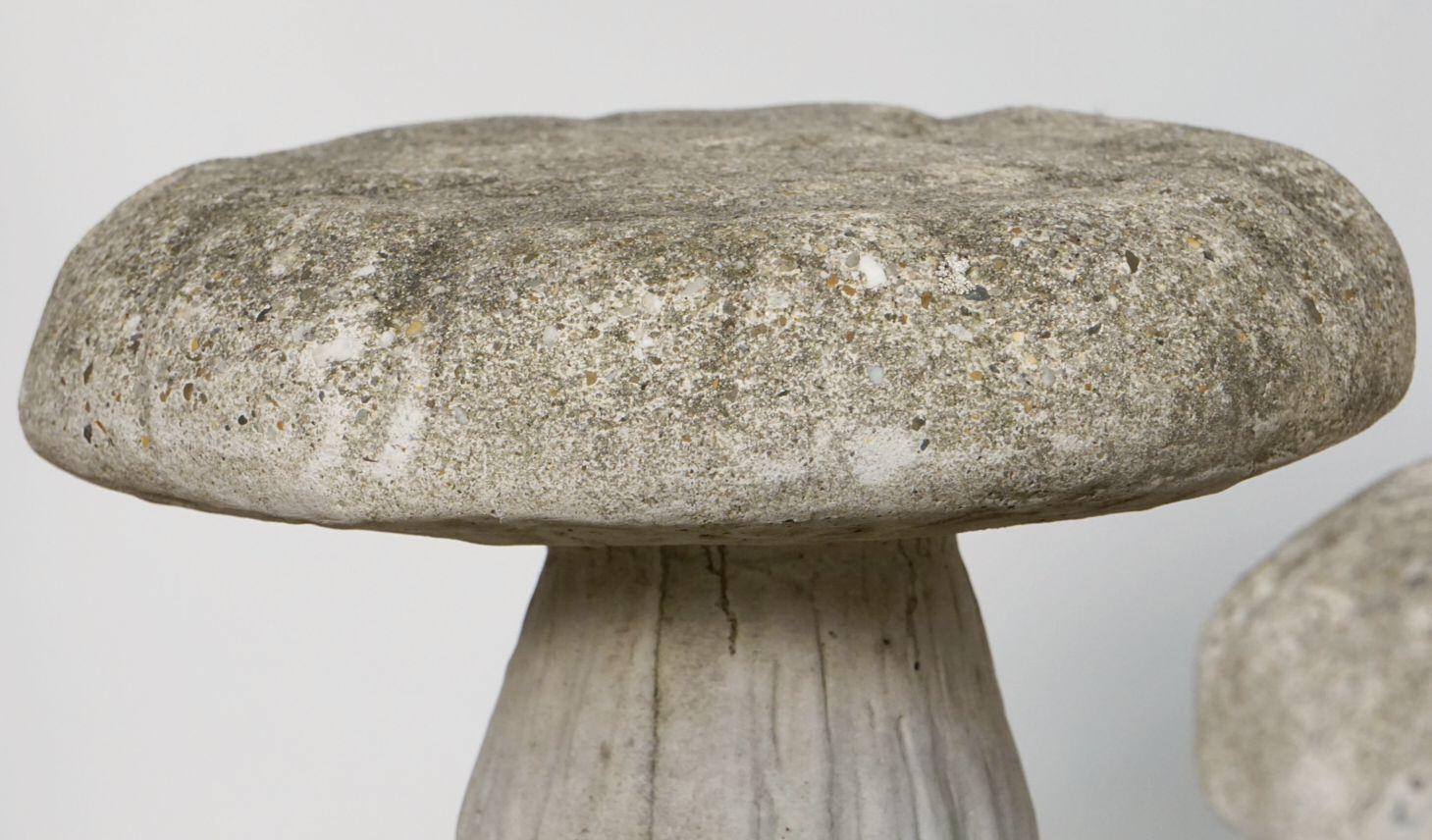 Ensemble de six champignons ou tabourets de crapauds en pierre de jardin belge ''Vendu comme un ensemble''. en vente 10
