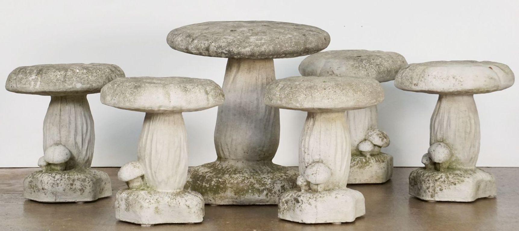 Ensemble de six champignons ou tabourets de crapauds en pierre de jardin belge ''Vendu comme un ensemble''. en vente 13