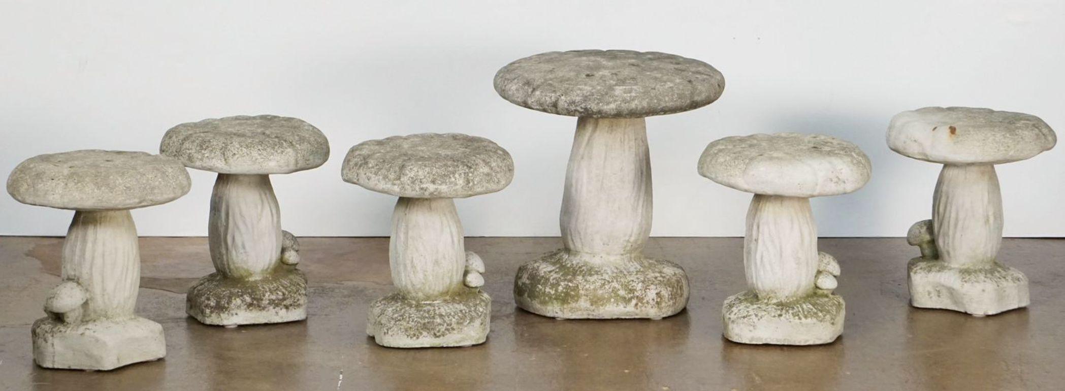 Ensemble de six champignons ou tabourets de crapauds en pierre de jardin belge ''Vendu comme un ensemble''. en vente 14