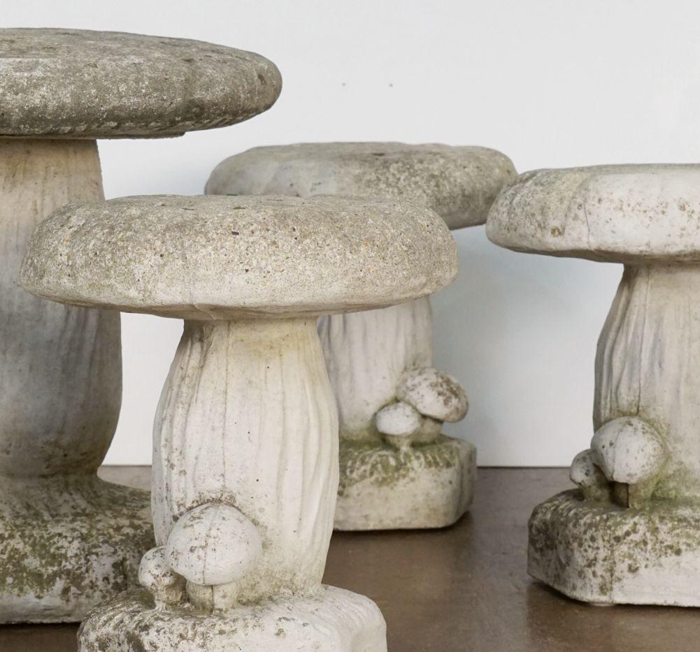 Belge Ensemble de six champignons ou tabourets de crapauds en pierre de jardin belge ''Vendu comme un ensemble''. en vente