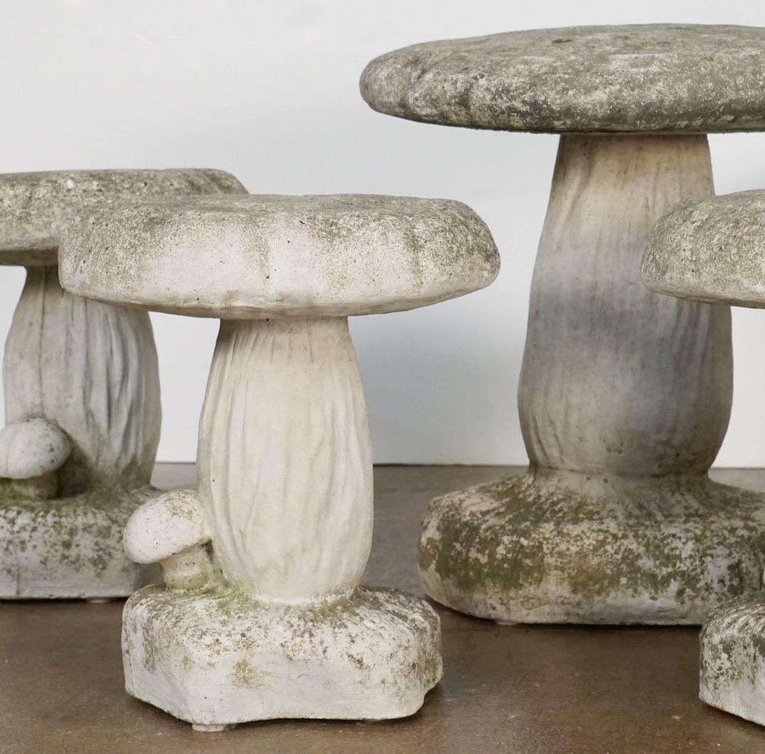 Ensemble de six champignons ou tabourets de crapauds en pierre de jardin belge ''Vendu comme un ensemble''. Bon état - En vente à Austin, TX