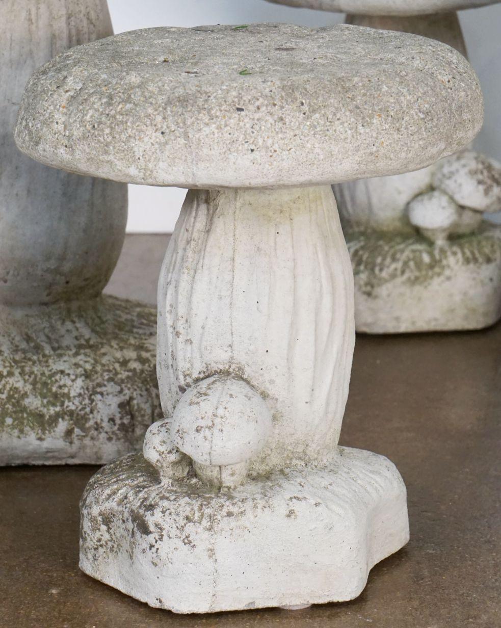 Pierre Ensemble de six champignons ou tabourets de crapauds en pierre de jardin belge ''Vendu comme un ensemble''. en vente