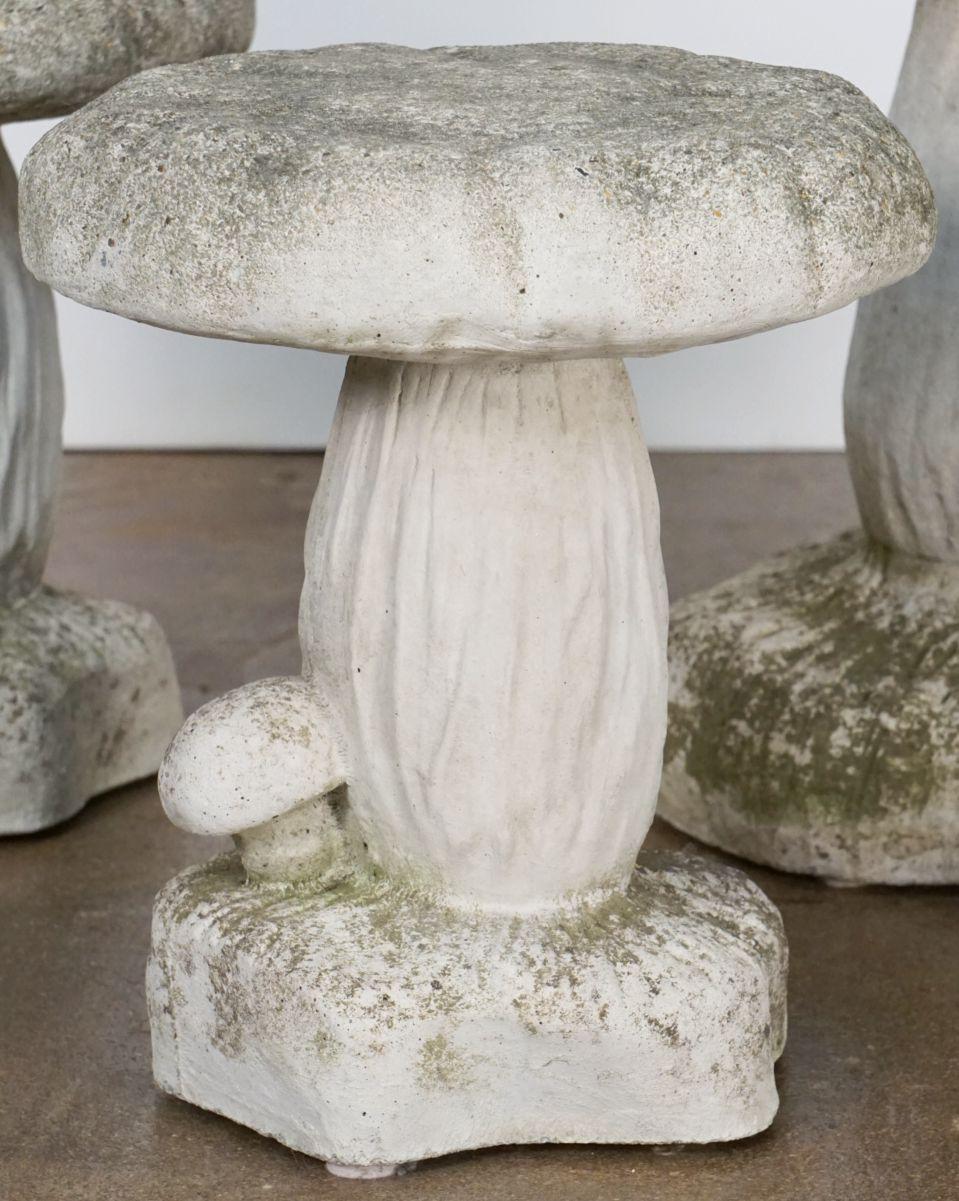 Ensemble de six champignons ou tabourets de crapauds en pierre de jardin belge ''Vendu comme un ensemble''. en vente 1