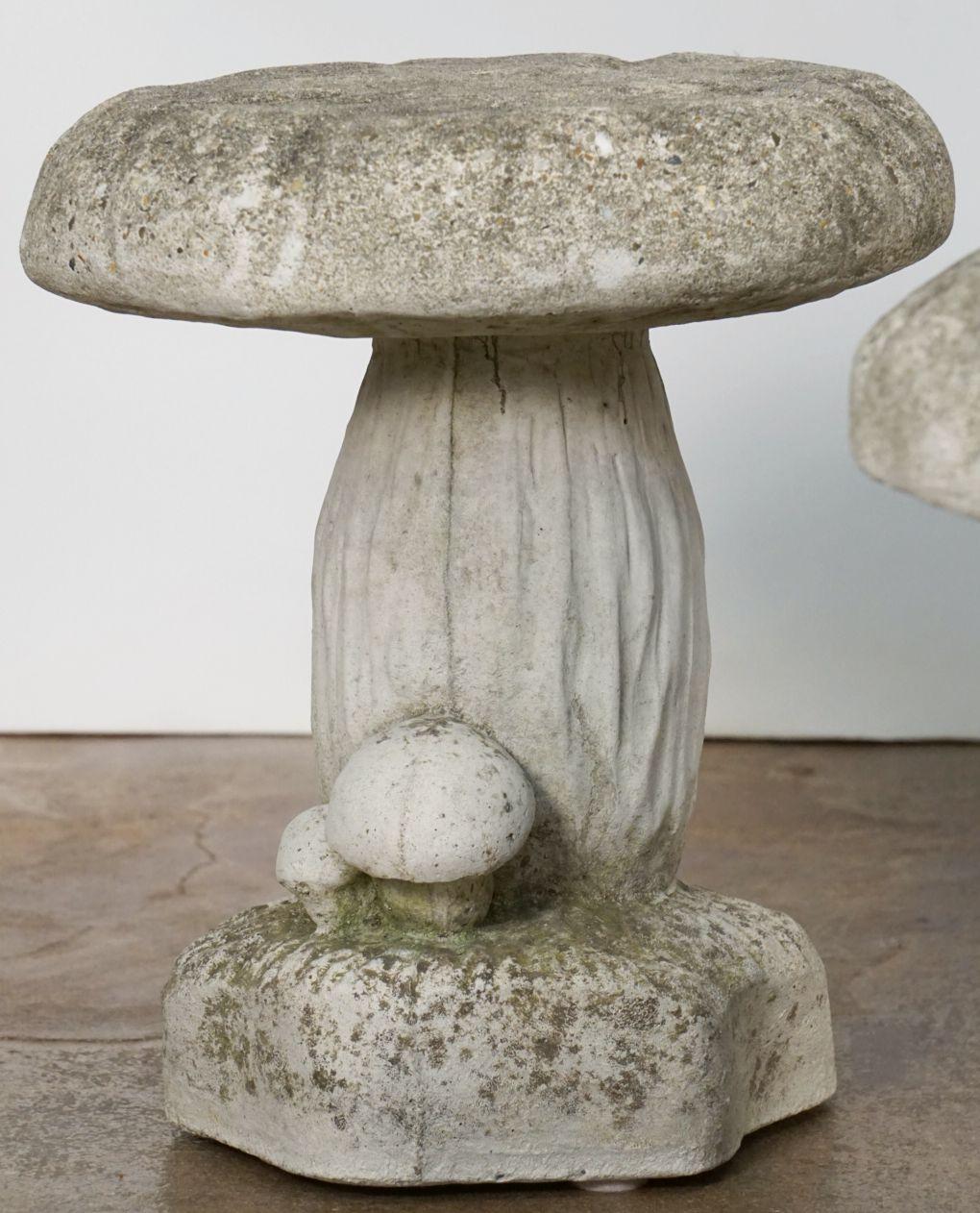 Ensemble de six champignons ou tabourets de crapauds en pierre de jardin belge ''Vendu comme un ensemble''. en vente 2