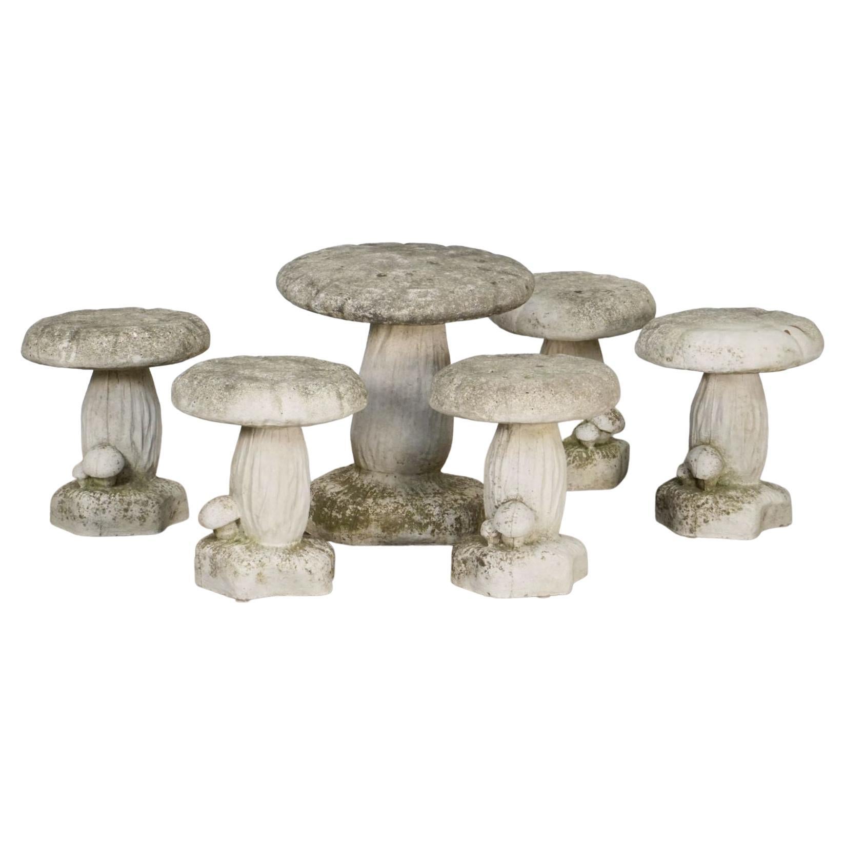 Ensemble de six champignons ou tabourets de crapauds en pierre de jardin belge ''Vendu comme un ensemble''. en vente