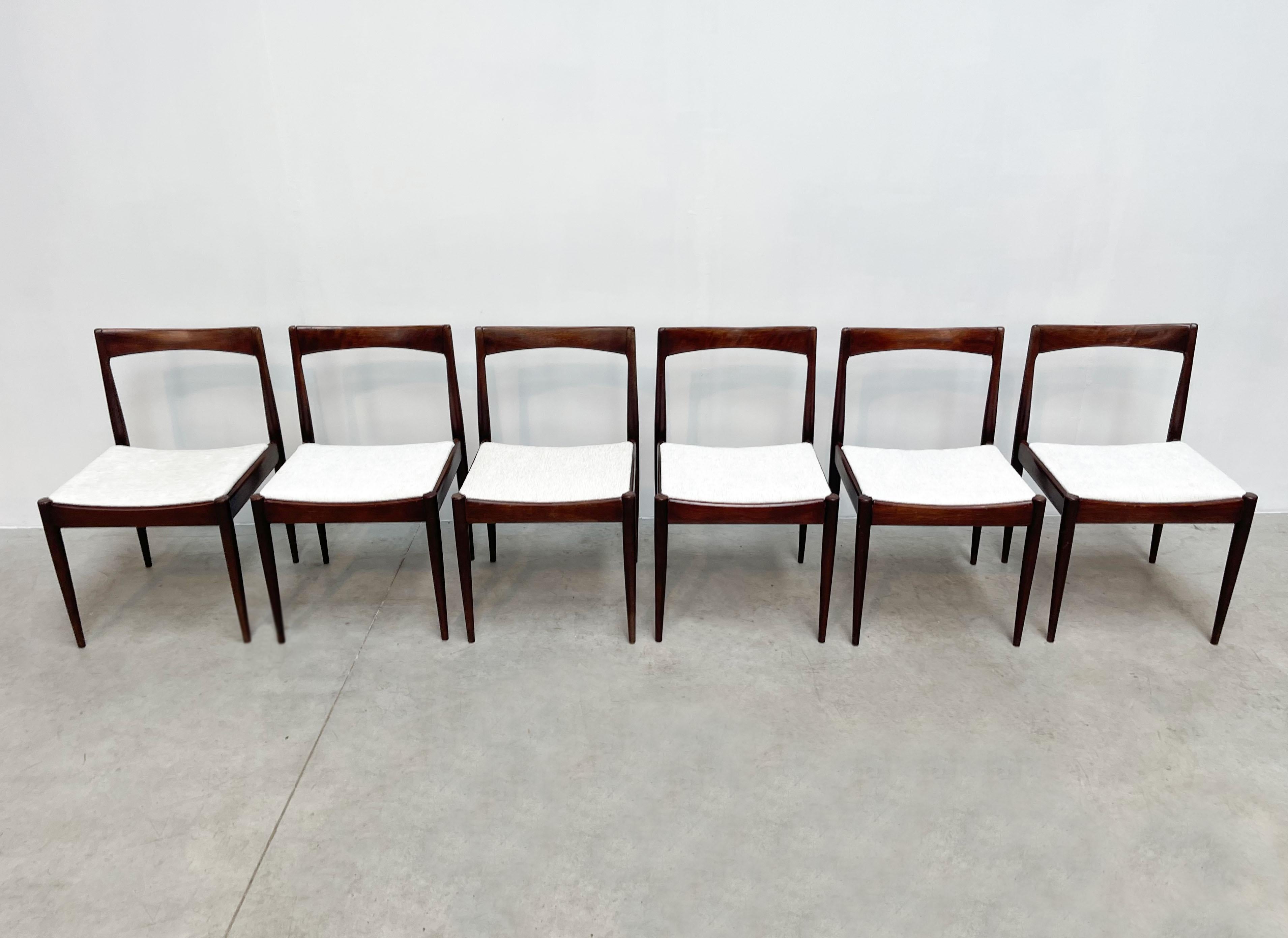Set of six Belgian dining chairs
Lovely set of four dining chairs with lovely backrests and wood. 

 

The chairs are from an unkown manufacturer but absolutly lovely! They were probably made in the 1960's in Belgium. The seats have been