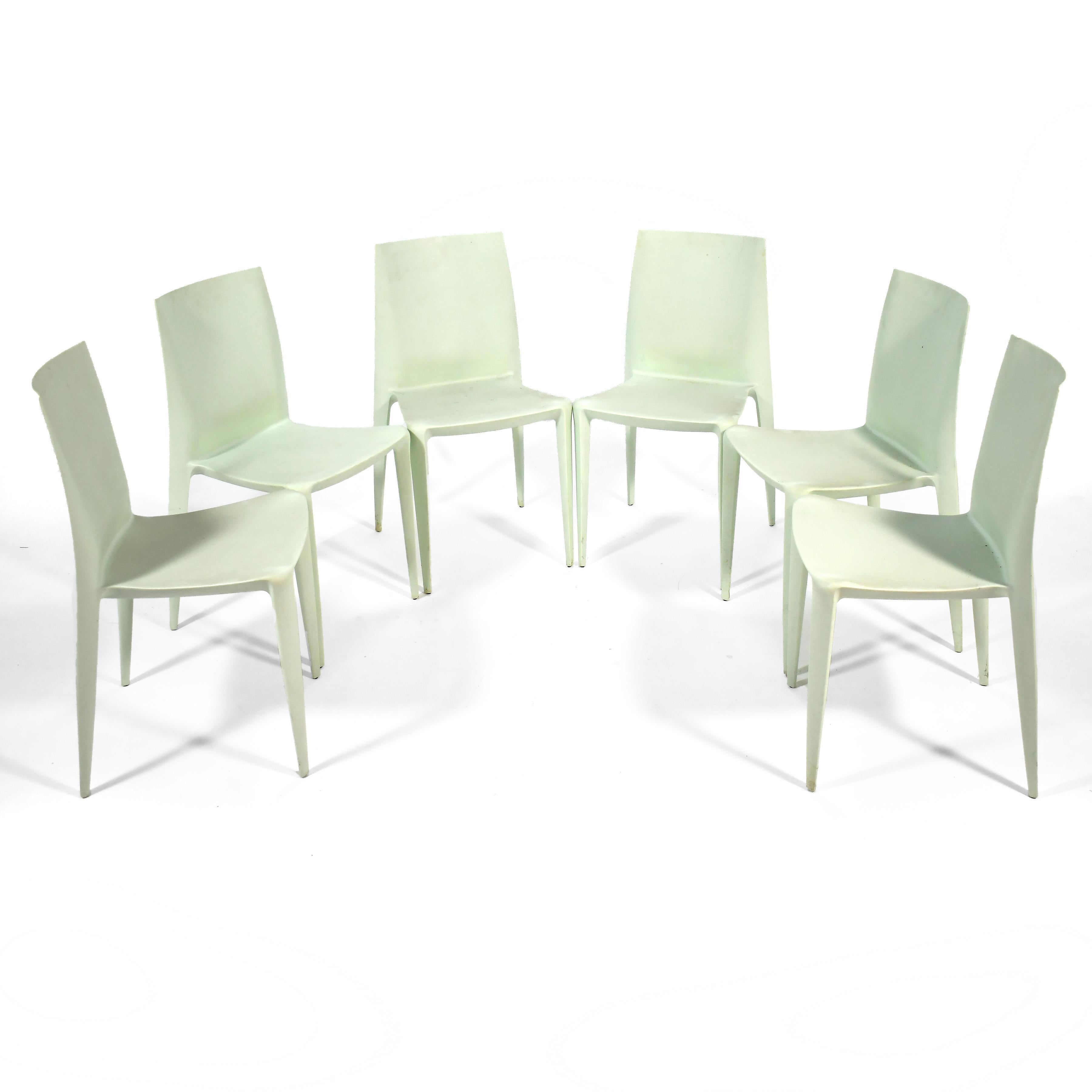 Der Heller Bellini Stuhl wurde 1998 entworfen und 2001 mit dem Compasso d'Oro für sein innovatives Design und seine Technik ausgezeichnet. Leicht, stabil, stapelbar und mit flexibler Rückseite. Die Konstruktion aus glasfaserverstärktem Polypropylen