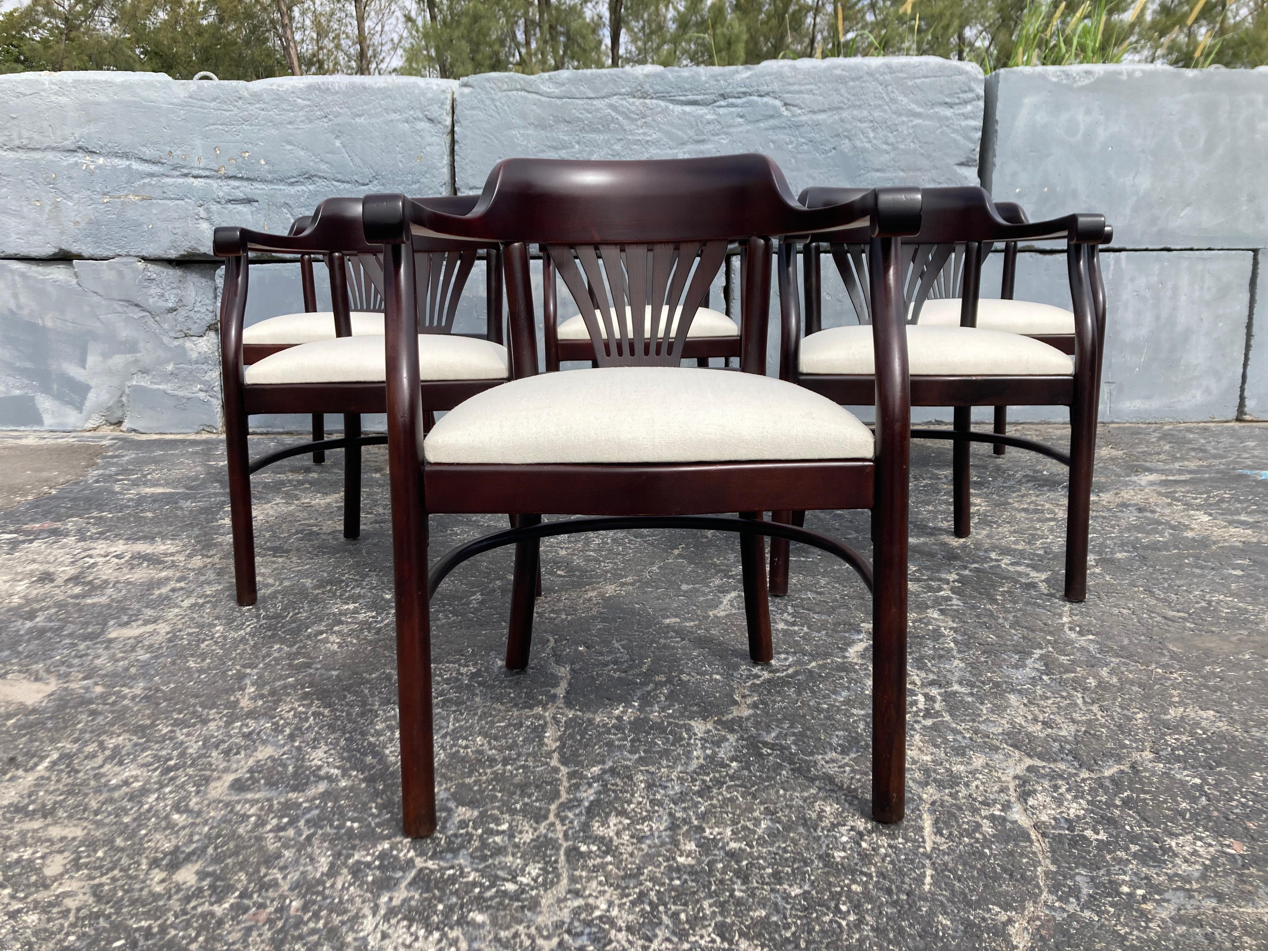 Ensemble de six chaises de salle à manger à accoudoirs en bois courbé en vente 5