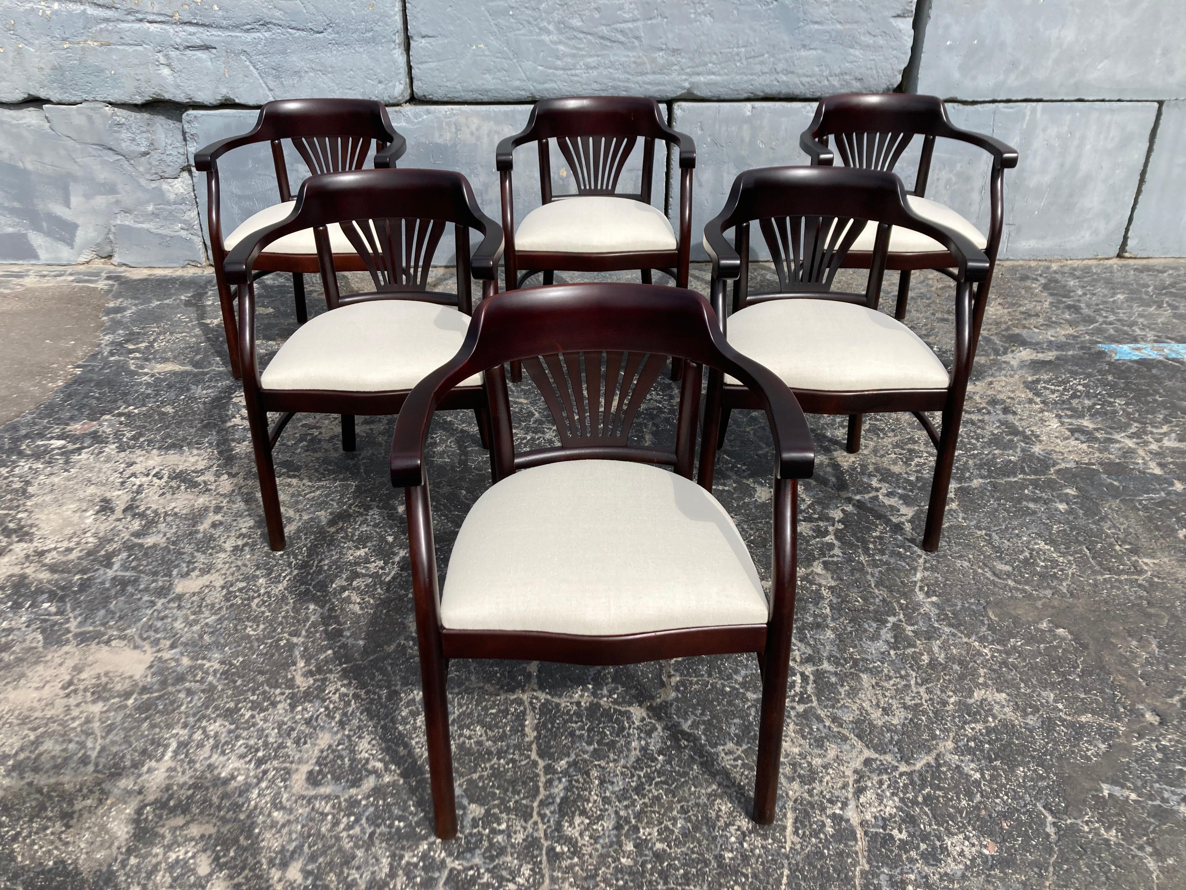 Moderne Ensemble de six chaises de salle à manger à accoudoirs en bois courbé en vente
