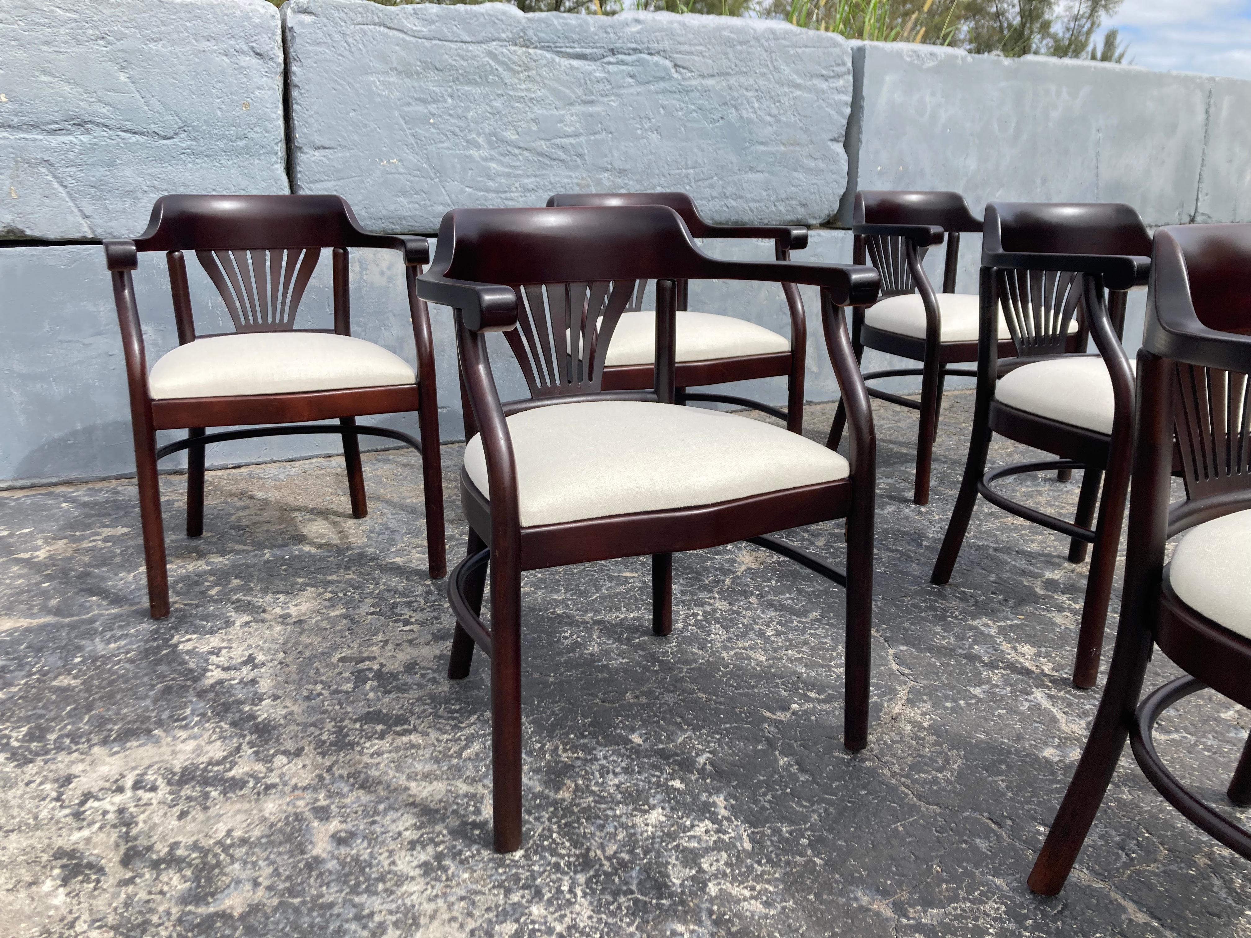 Ensemble de six chaises de salle à manger à accoudoirs en bois courbé Bon état - En vente à Miami, FL