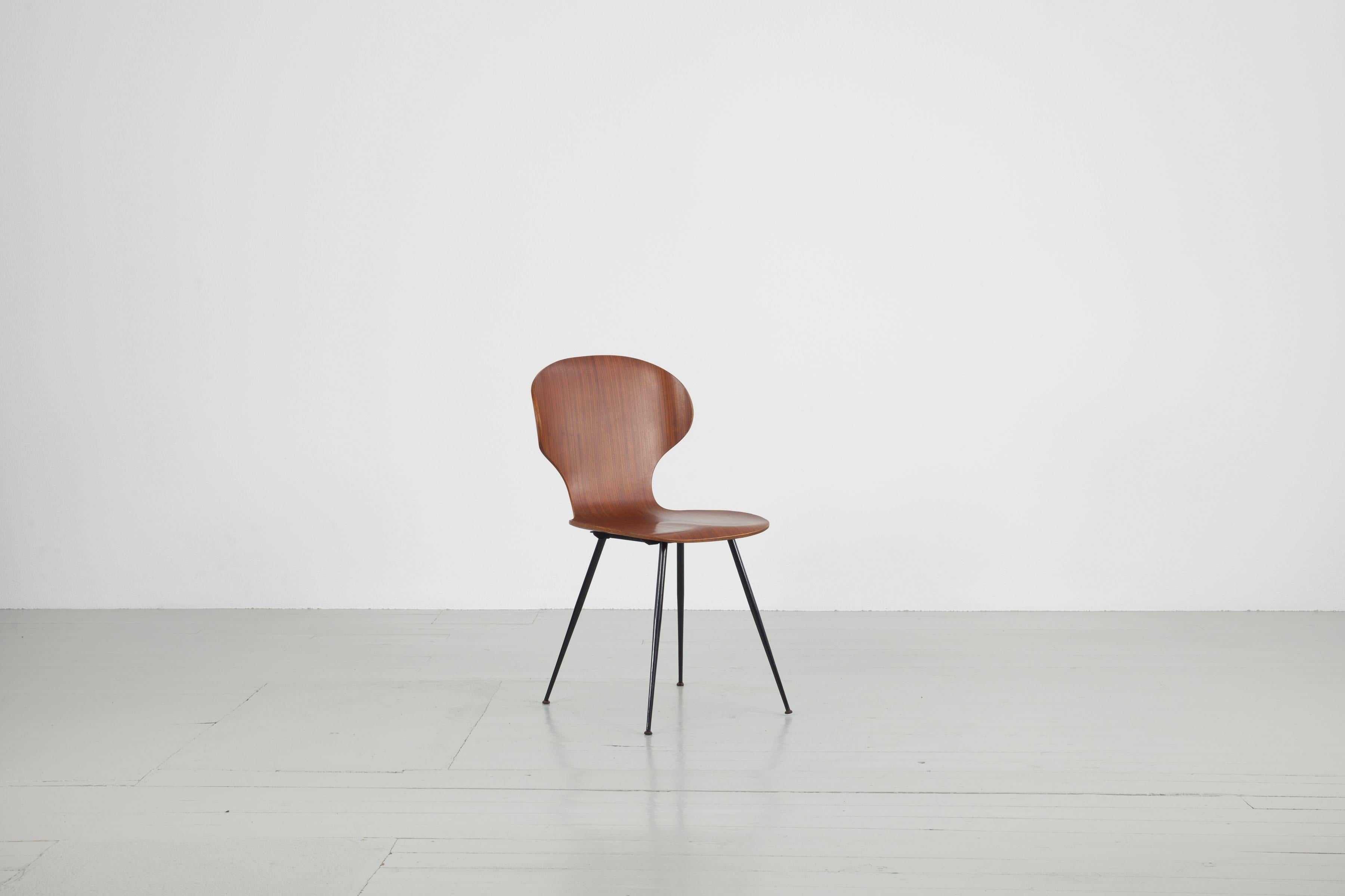 Set of six bentwood chairs - Design by Carlo Ratti, Italy, 1950s. The chairs have black lacquered metal legs and are overall in original condition.