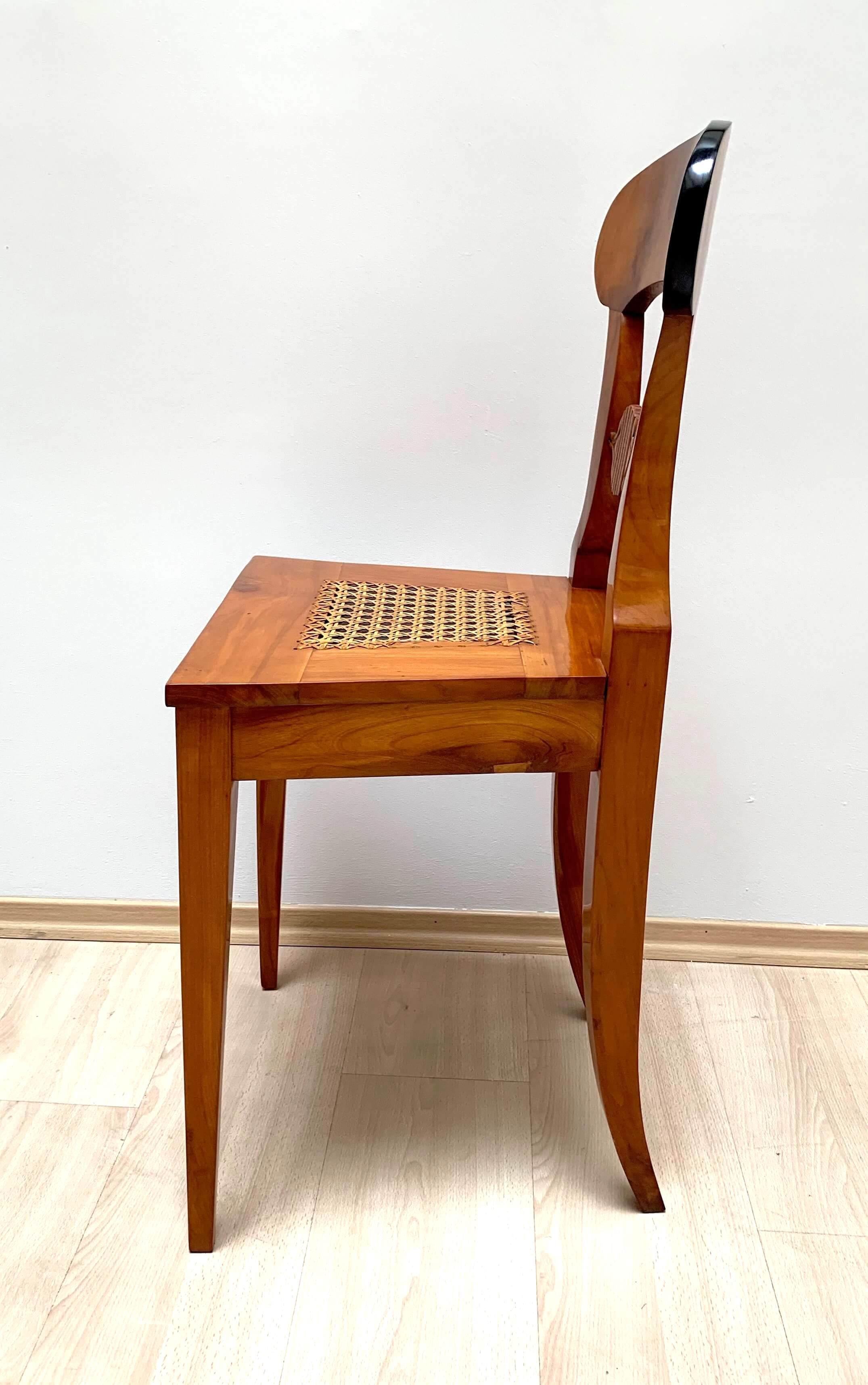 Ensemble de six chaises de bureau Biedermeier, en bois de cerisier et maille, Vienne, vers 1830 en vente 3