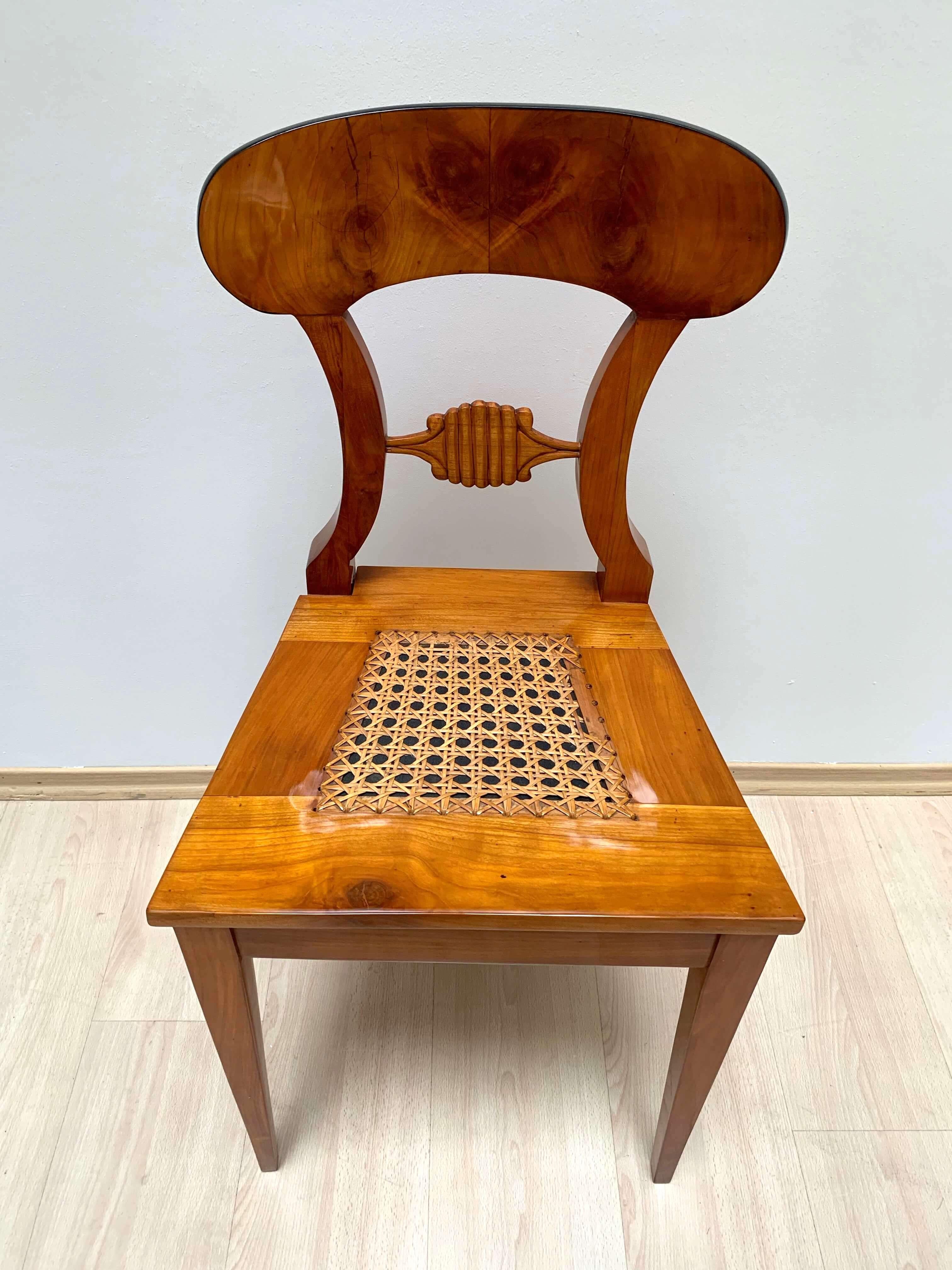 Ensemble de six chaises de bureau Biedermeier, en bois de cerisier et maille, Vienne, vers 1830 en vente 4