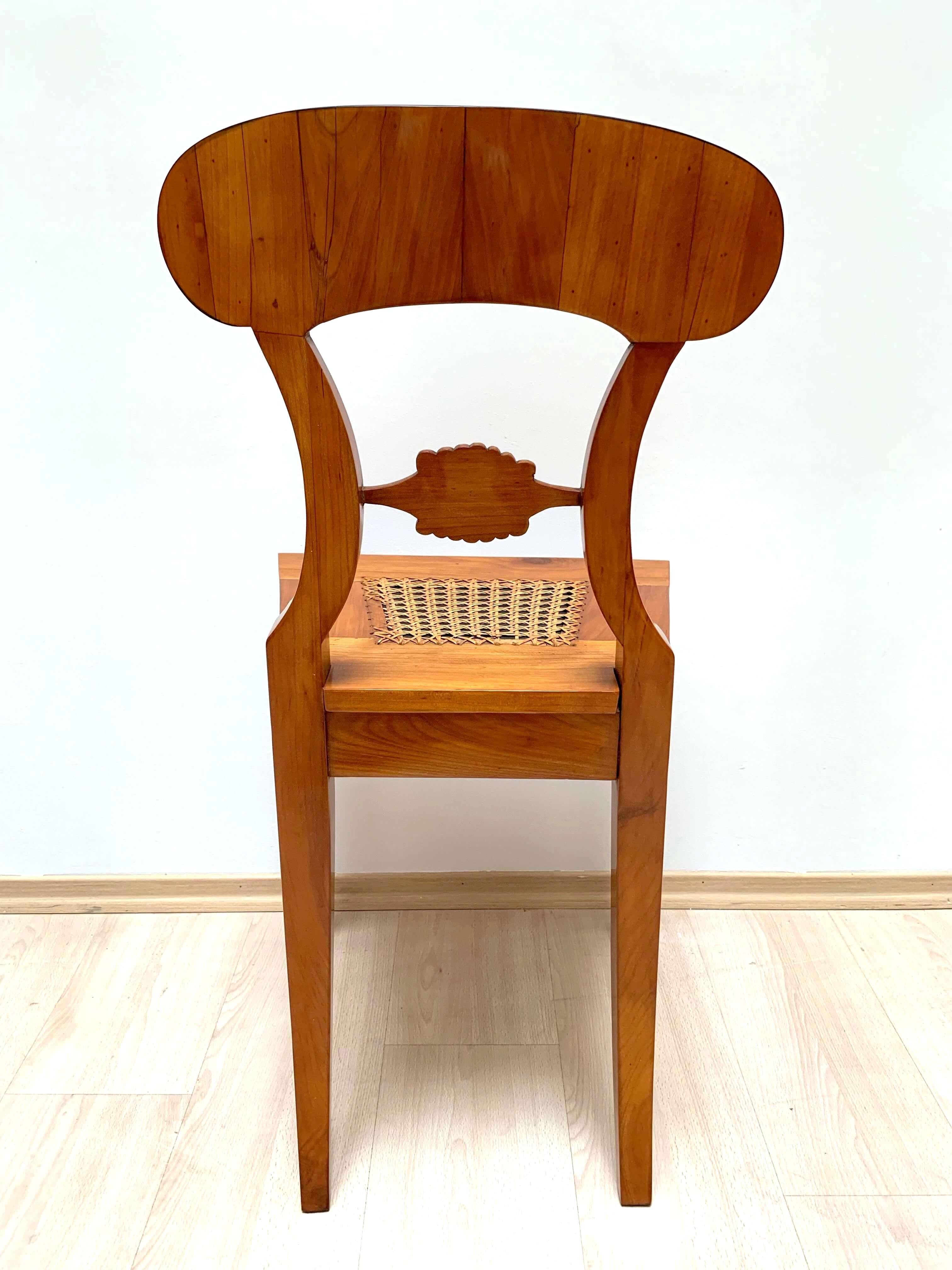 Ensemble de six chaises de bureau Biedermeier, en bois de cerisier et maille, Vienne, vers 1830 en vente 5