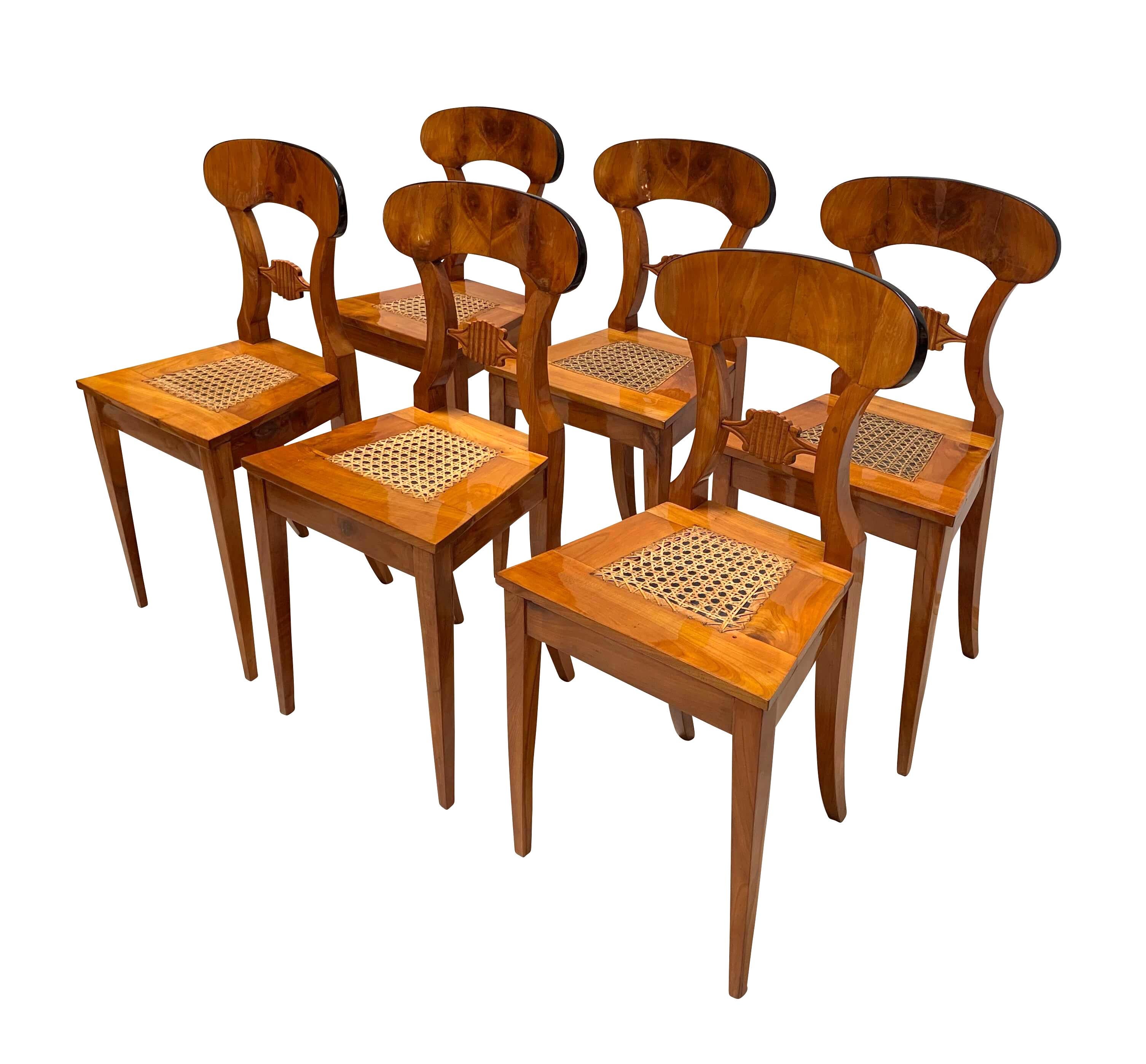 Autrichien Ensemble de six chaises de bureau Biedermeier, en bois de cerisier et maille, Vienne, vers 1830 en vente