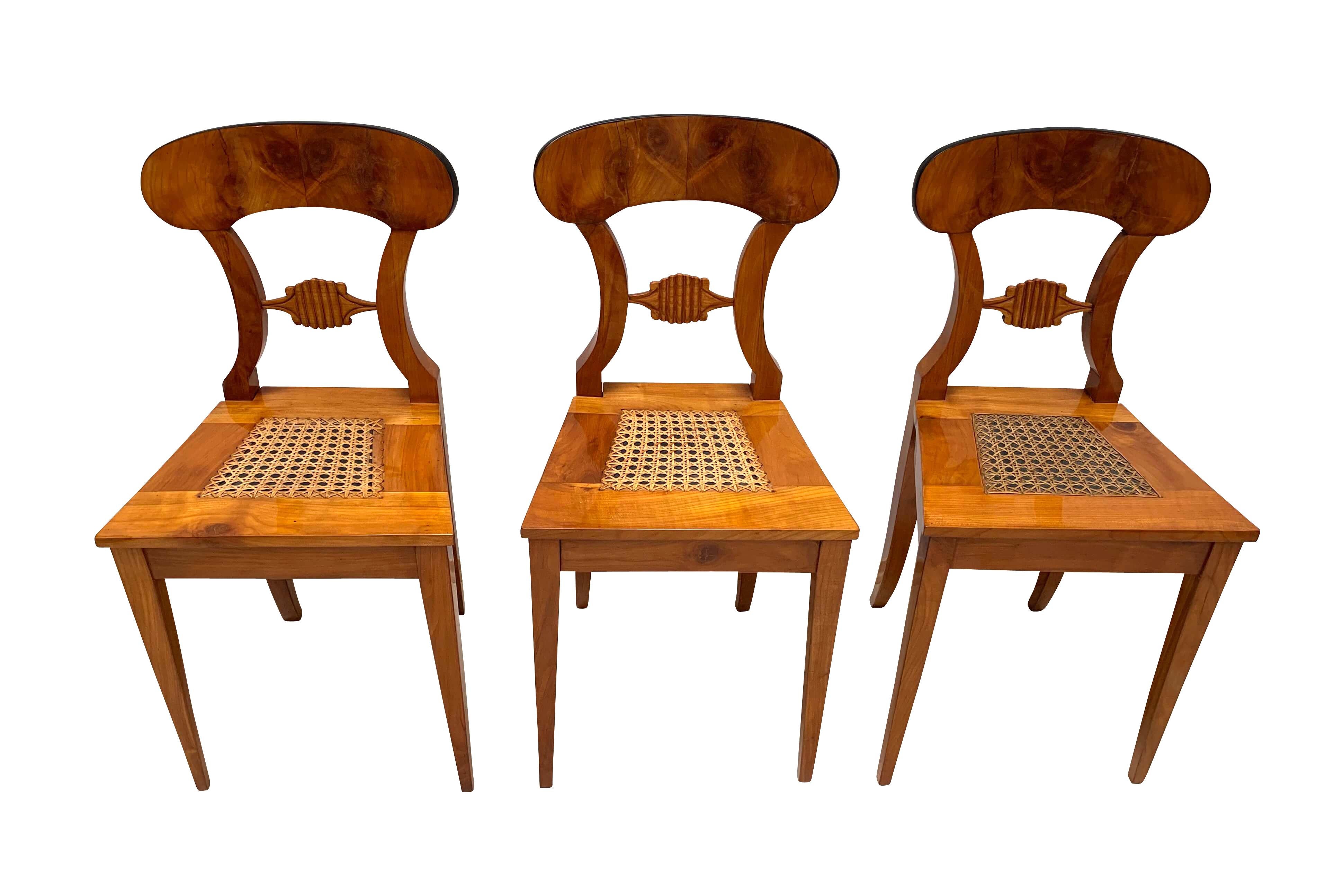 Milieu du XIXe siècle Ensemble de six chaises de bureau Biedermeier, en bois de cerisier et maille, Vienne, vers 1830 en vente