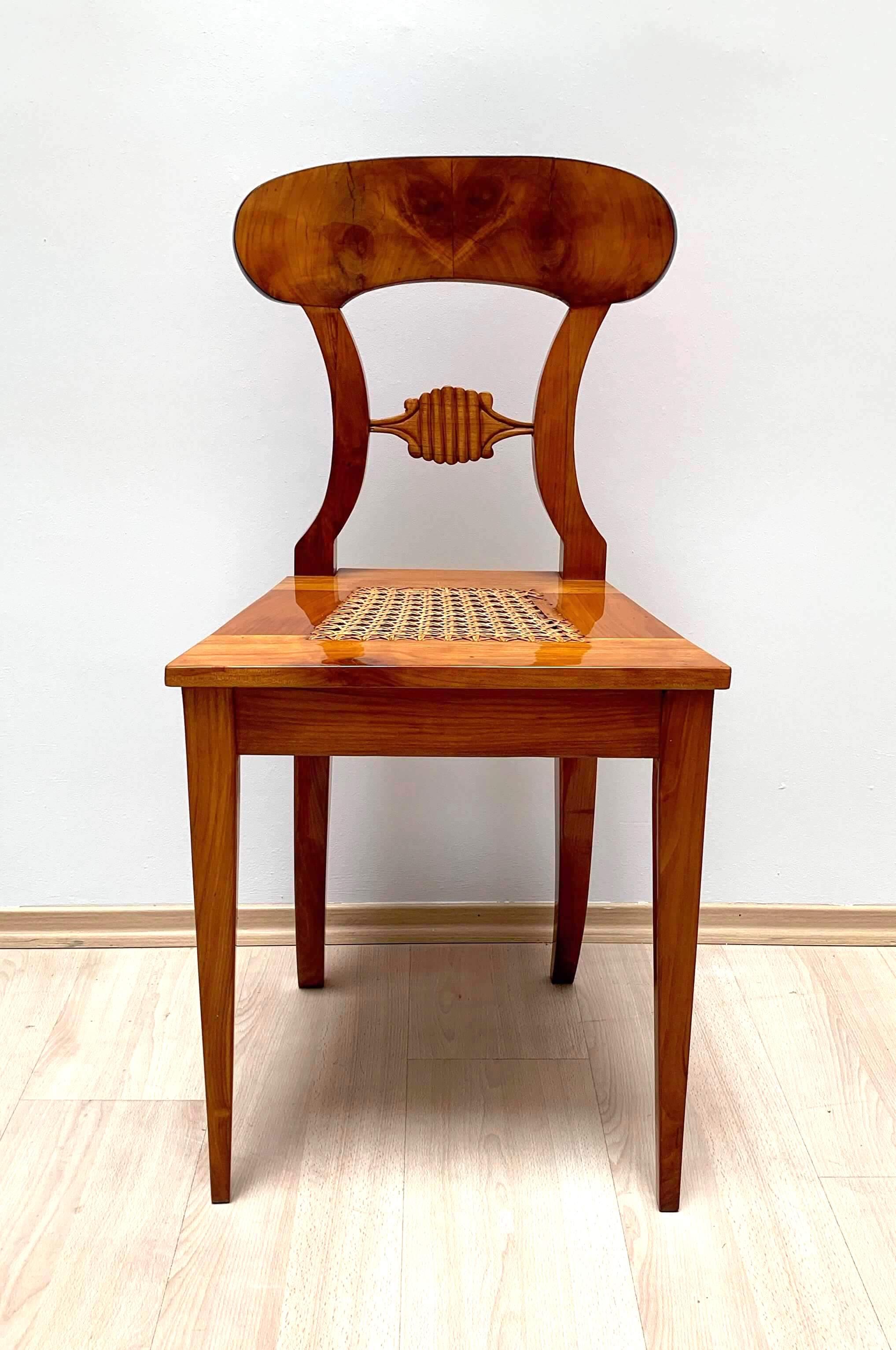 Ensemble de six chaises de bureau Biedermeier, en bois de cerisier et maille, Vienne, vers 1830 en vente 1