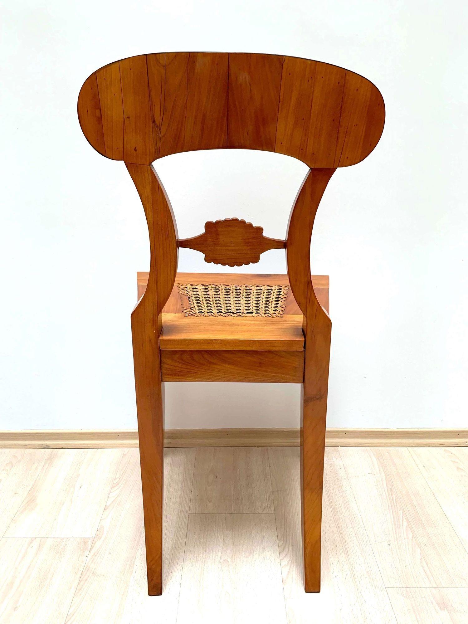 Set di sei sedie da tavolo Biedermeier, legno di ciliegio e rete, Vienna, circa 1830 in vendita 4