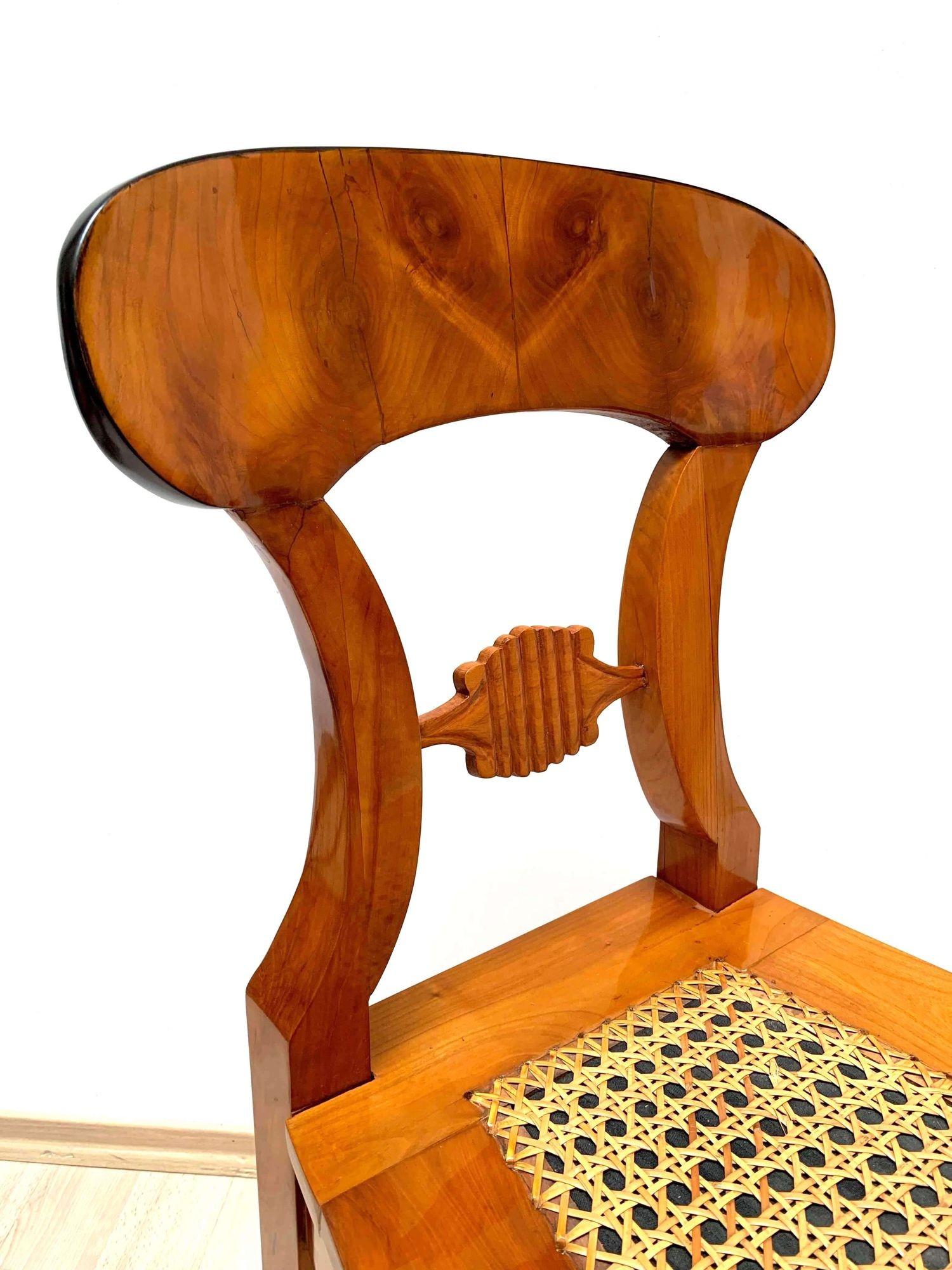 Set di sei sedie da tavolo Biedermeier, legno di ciliegio e rete, Vienna, circa 1830 in vendita 5