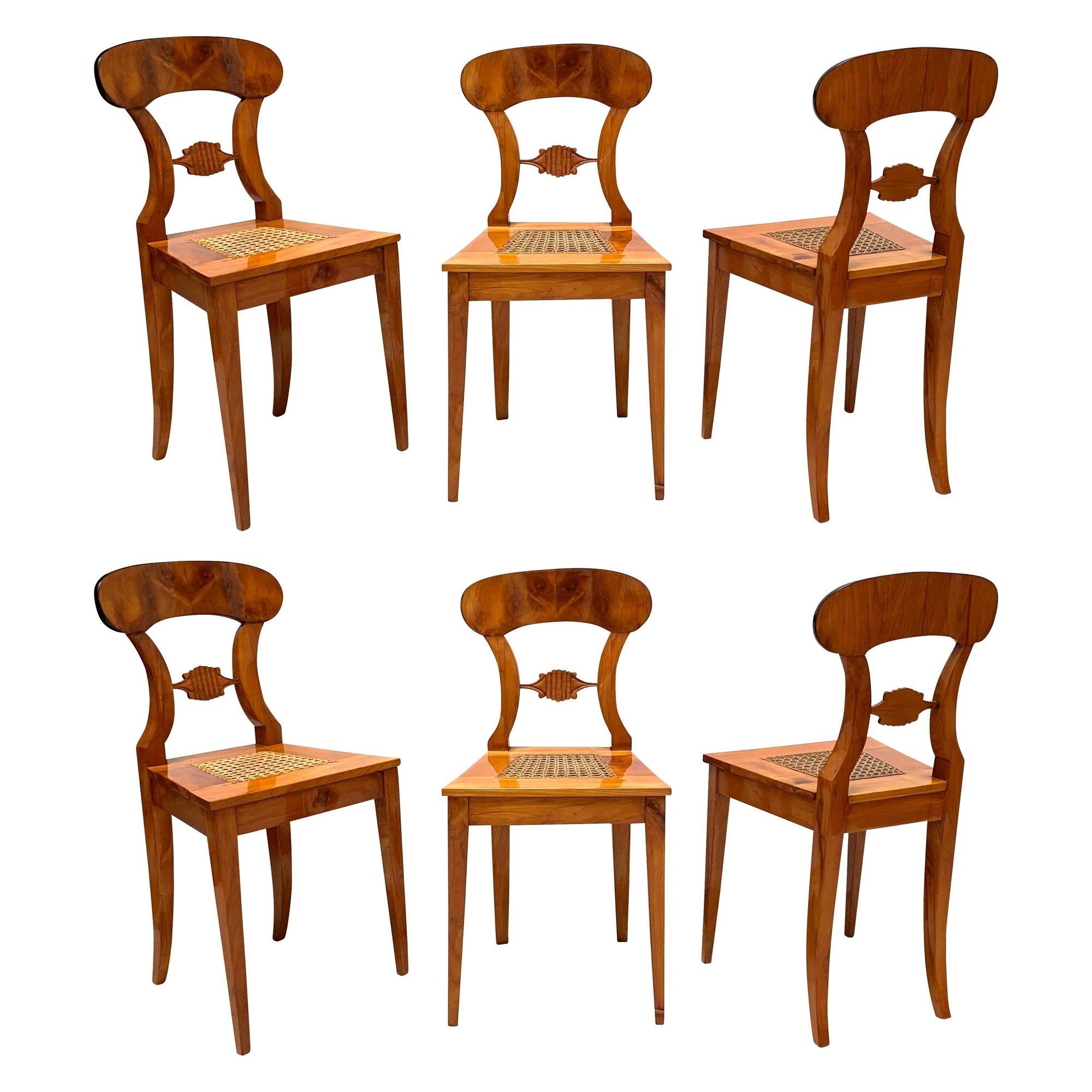 Bellissimo set di sei sedie da tavolo Biedermeier-Vienna, Austria, circa 1830.

Splendida impiallacciatura in ciliegio brillante (pala) e legno massiccio (struttura e gambe). Impiallacciatura in ciliegio abbinata alle pale. Gambe lunghe e