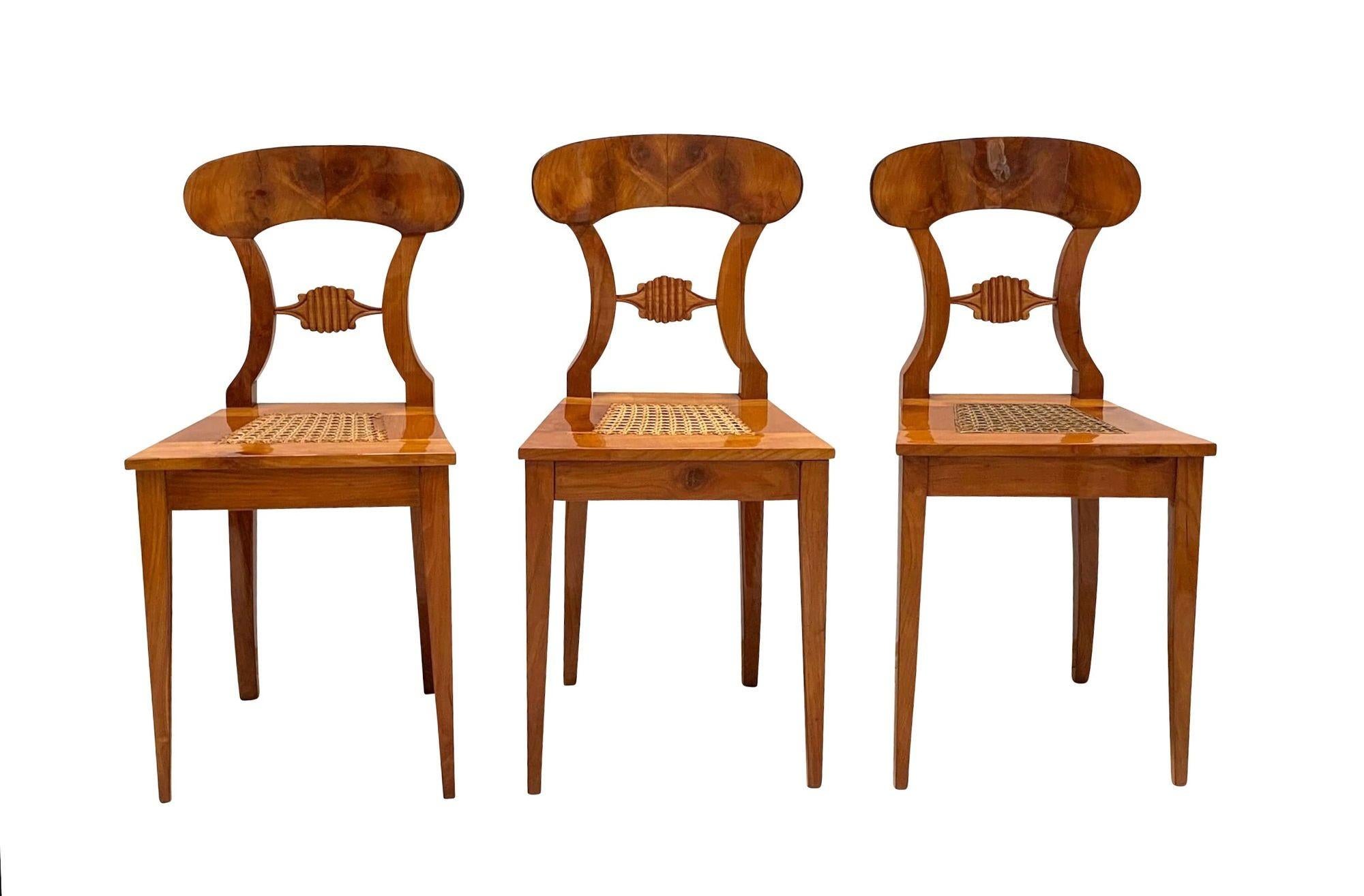 Ebanizzato Set di sei sedie da tavolo Biedermeier, legno di ciliegio e rete, Vienna, circa 1830 in vendita