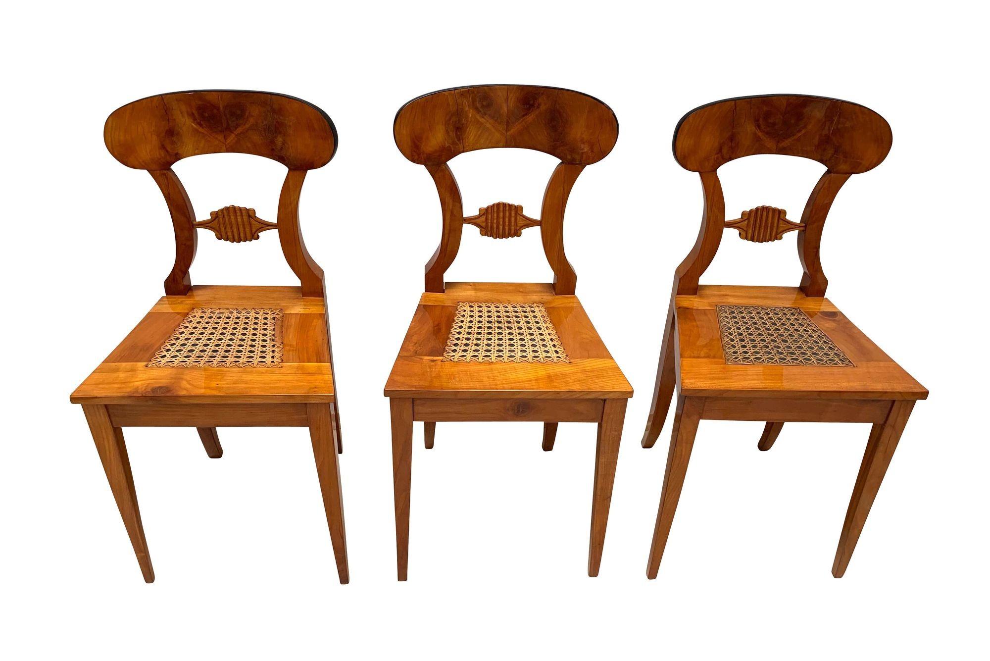 Set di sei sedie da tavolo Biedermeier, legno di ciliegio e rete, Vienna, circa 1830 In condizioni buone in vendita a Regensburg, DE