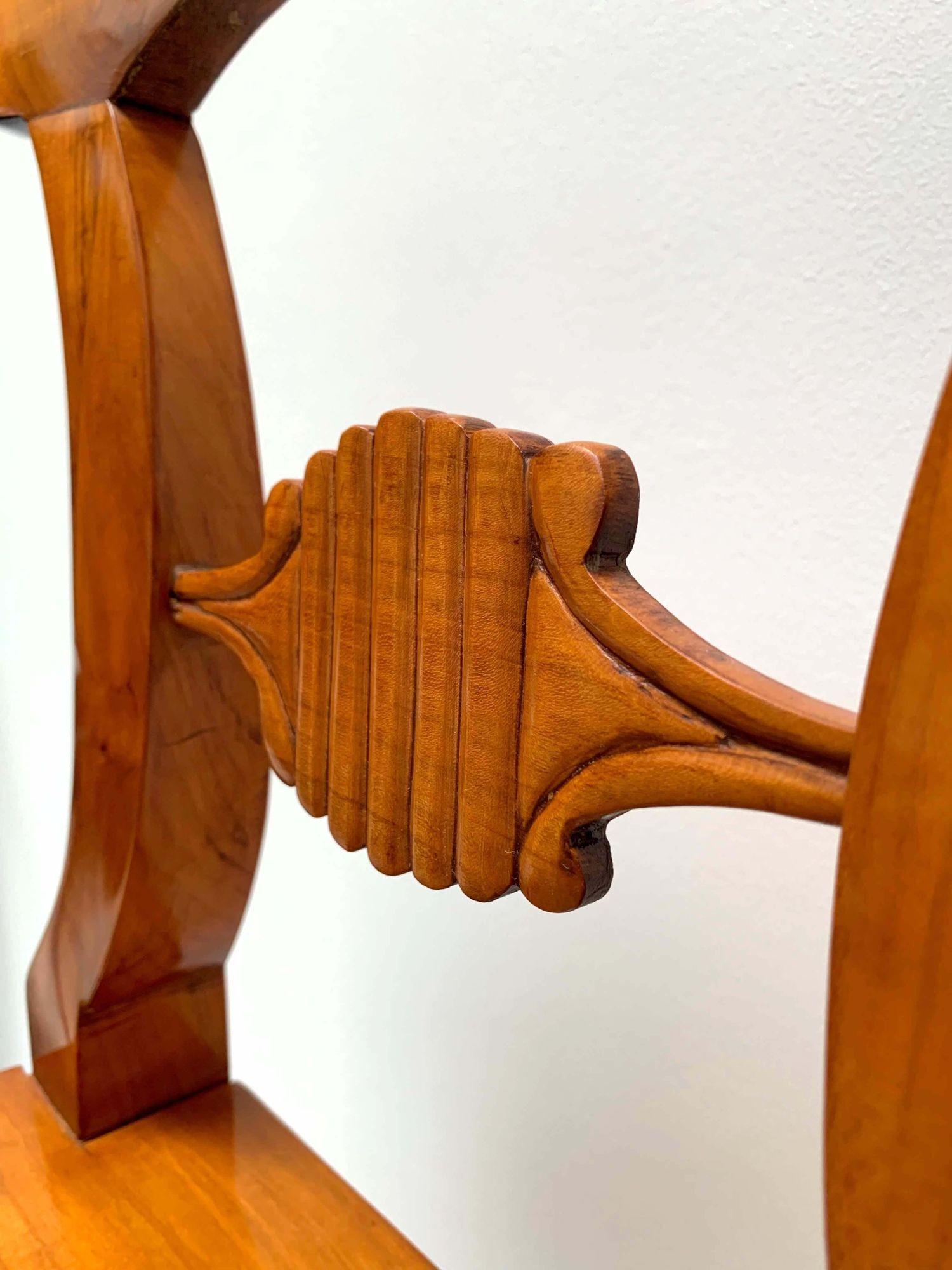 Metà XIX secolo Set di sei sedie da tavolo Biedermeier, legno di ciliegio e rete, Vienna, circa 1830 in vendita