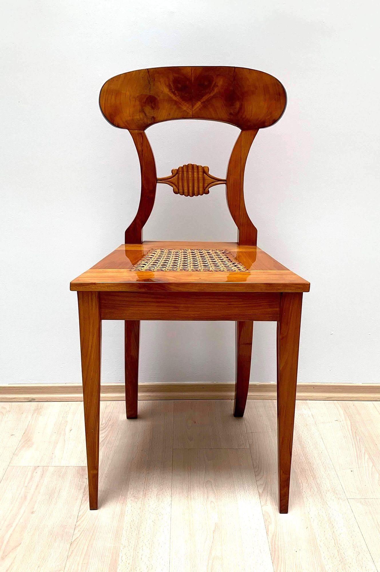 Fibra naturale Set di sei sedie da tavolo Biedermeier, legno di ciliegio e rete, Vienna, circa 1830 in vendita