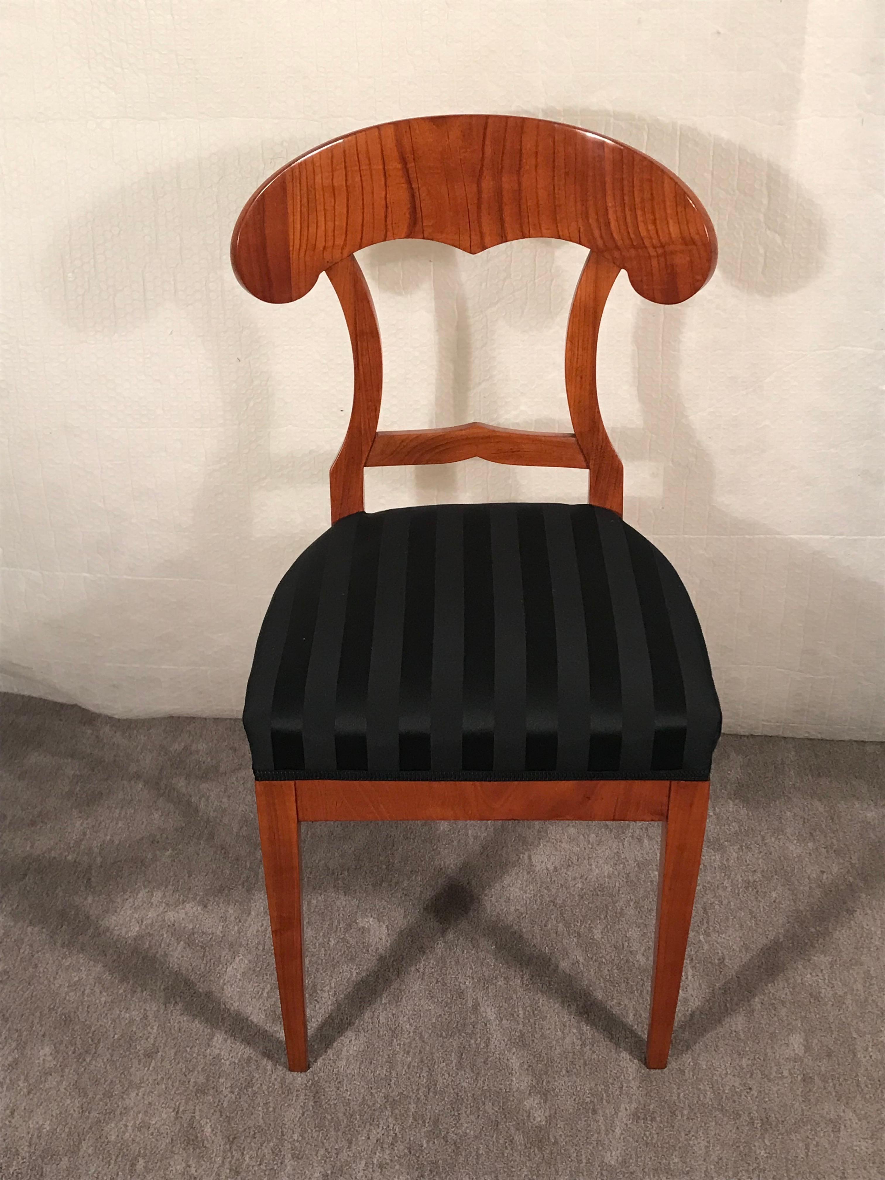 Authentic set of six Biedermeier chairs, meticulously preserved since their creation in 1820. Originating from Germany, they bear witness to the exceptional craftsmanship of the era.
Each chair features a distinctive shovel backrest, adding a touch