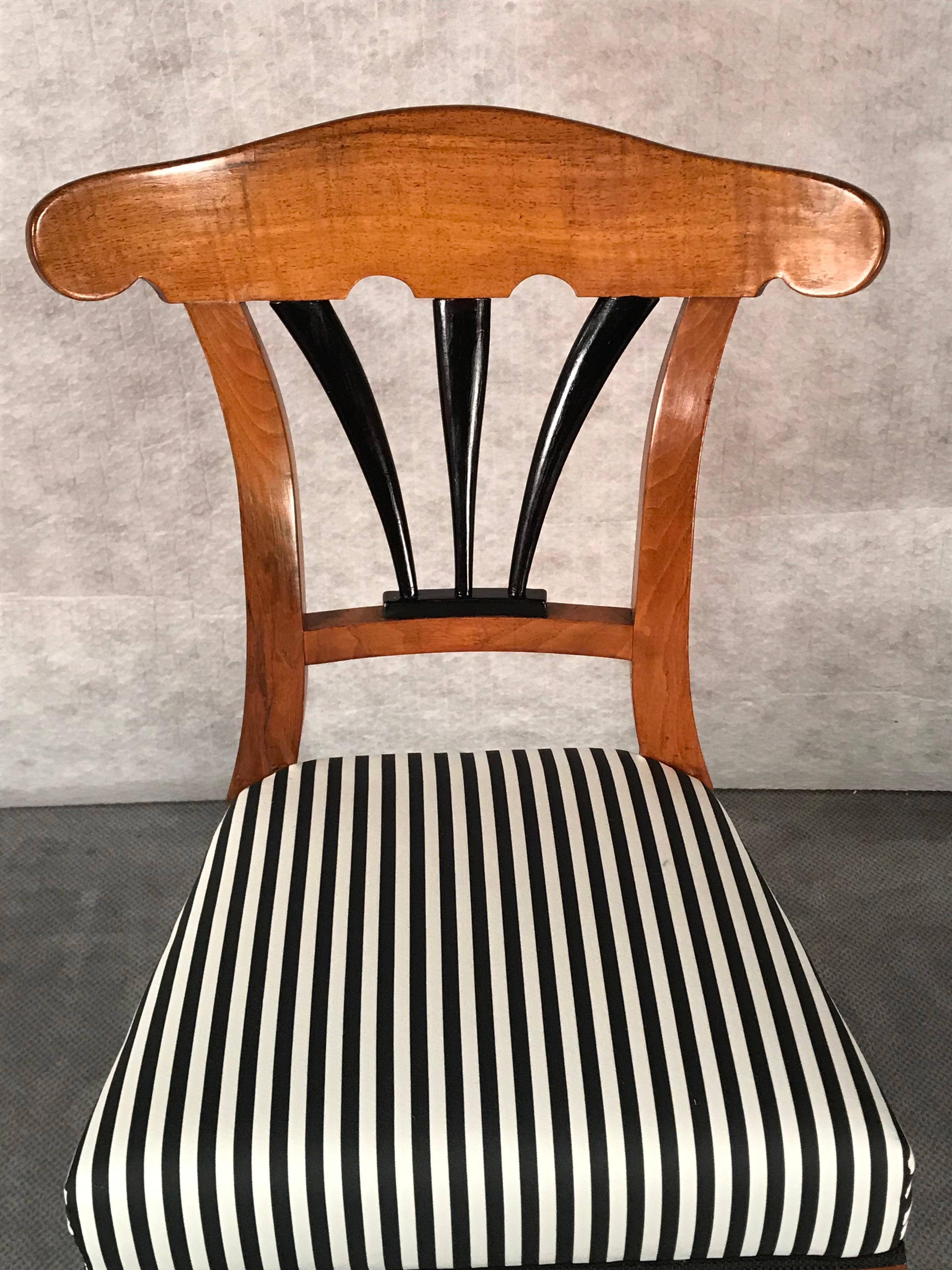 Set of Six Biedermeier Chairs, 1825, Walnut In Good Condition In Belmont, MA