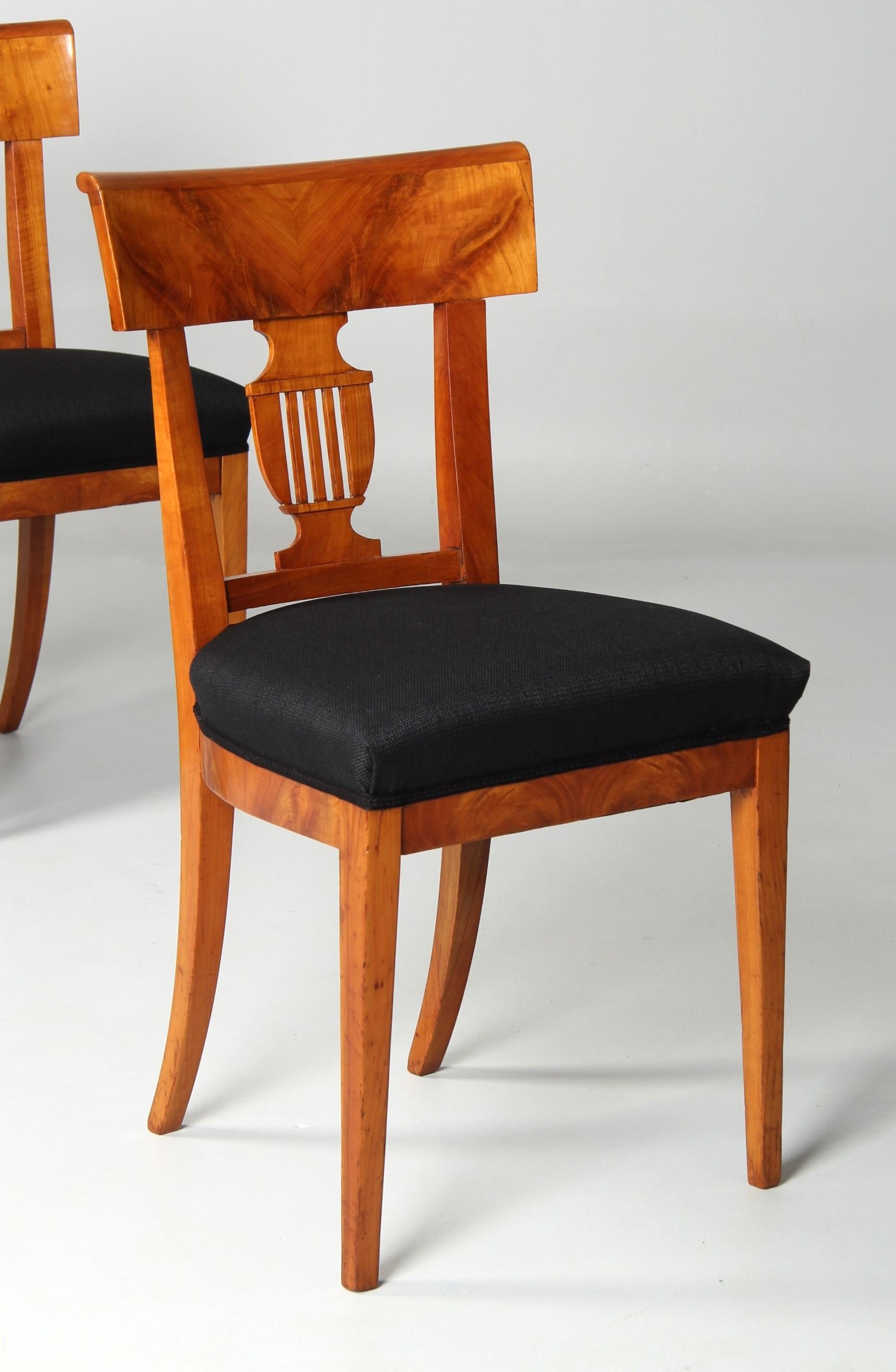 Set di sei sedie identiche del periodo Biedermeier, intorno al 1830.

H. A. x L. P.: 90 x 50 x 43 cm, altezza della seduta: 50 cm.

Realizzato nel sud della Germania. Ciliegio massiccio e impiallacciato in ciliegio. Bellissimo modello.

Rimesso a