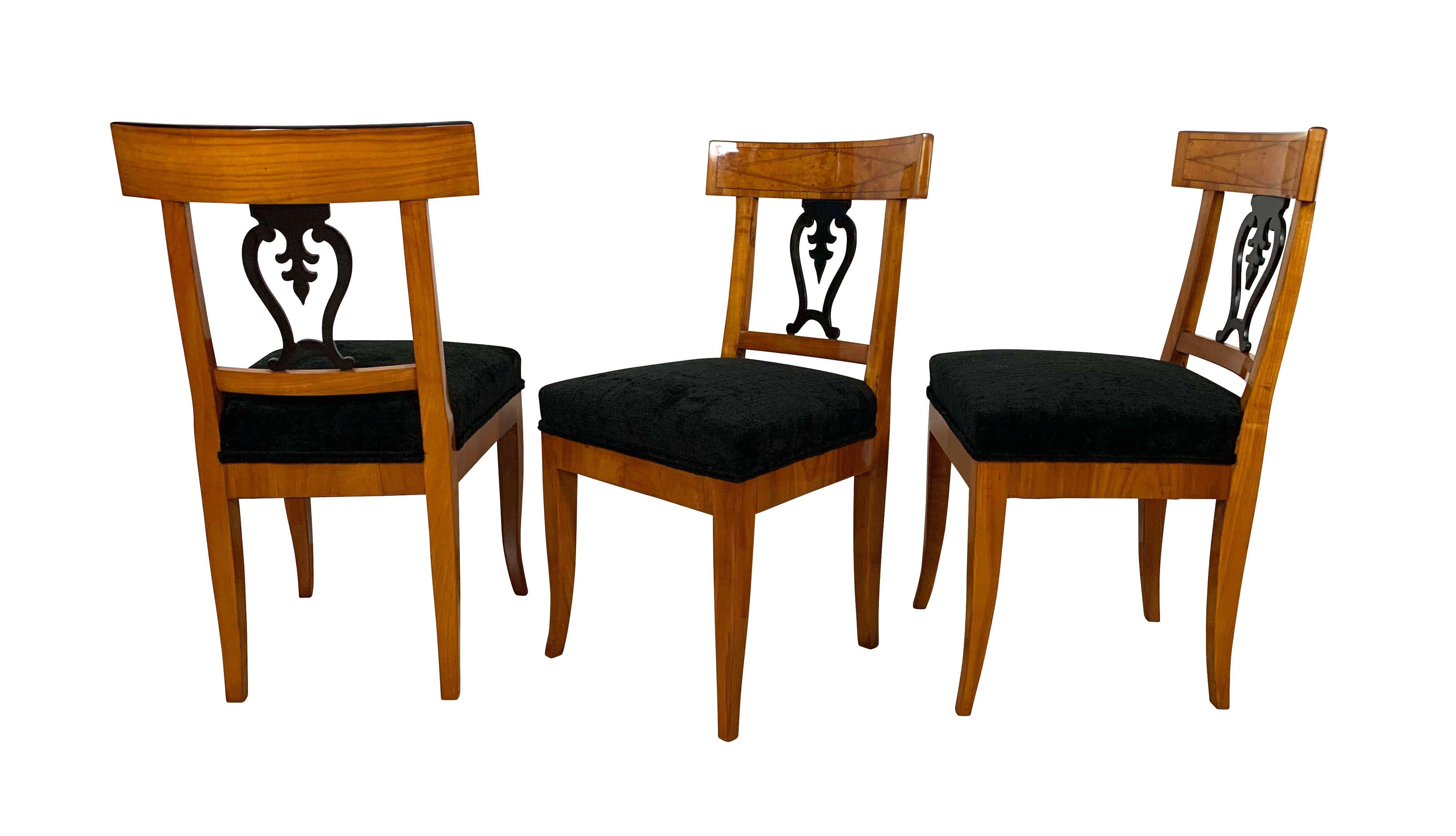 Set of Six Biedermeier Chairs, Cherry Veneer and Ash Roots, Germany, circa 1820 In Excellent Condition In Regensburg, DE