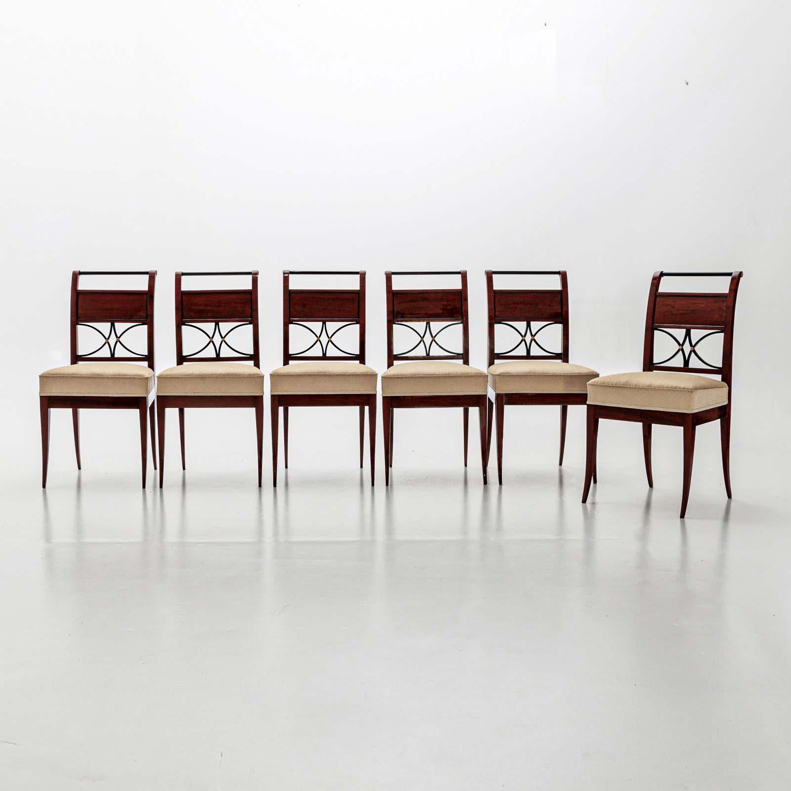 Satz von sechs Biedermeier Beistellstühlen aus Mahagoni mit elegant geschwungenen Säbelbeinen, geraden Zargen und gepolsterten Sitzen. Die untere Hälfte der Rückenlehne ist mit ebonisierten C-Streben versehen und an den Kreuzungspunkten mit kleinen