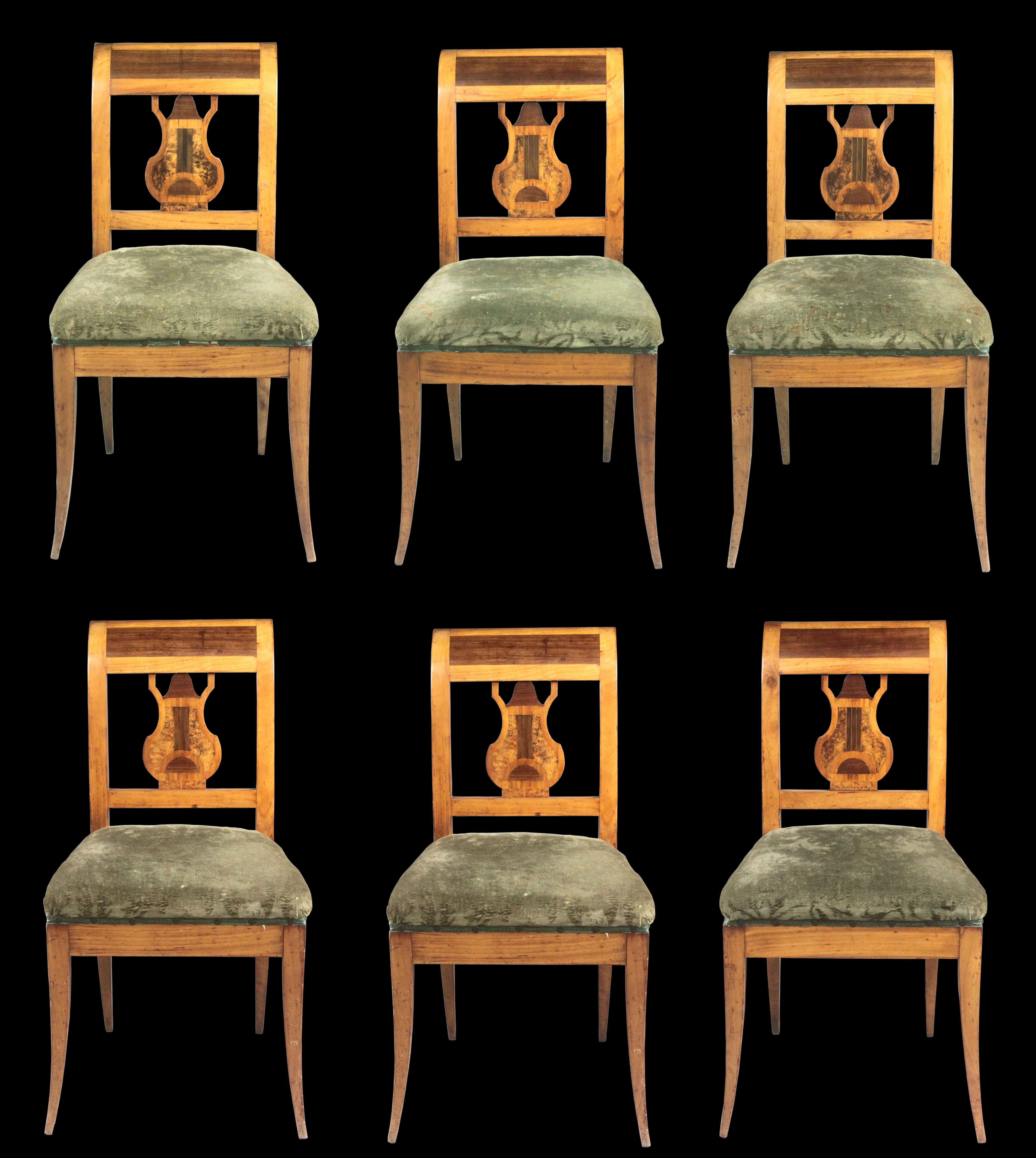 Satz von sechs Biedermeier-Stühlen
Ein attraktives Set von sechs Biedermeier-Stühlen aus Obstholz mit schön gearbeiteten Leier-Rückenlehnen aus Wurzeleschen- und Kirschholzfurnier.
Das Motiv der Leierrücken hat seinen Ursprung im klassischen