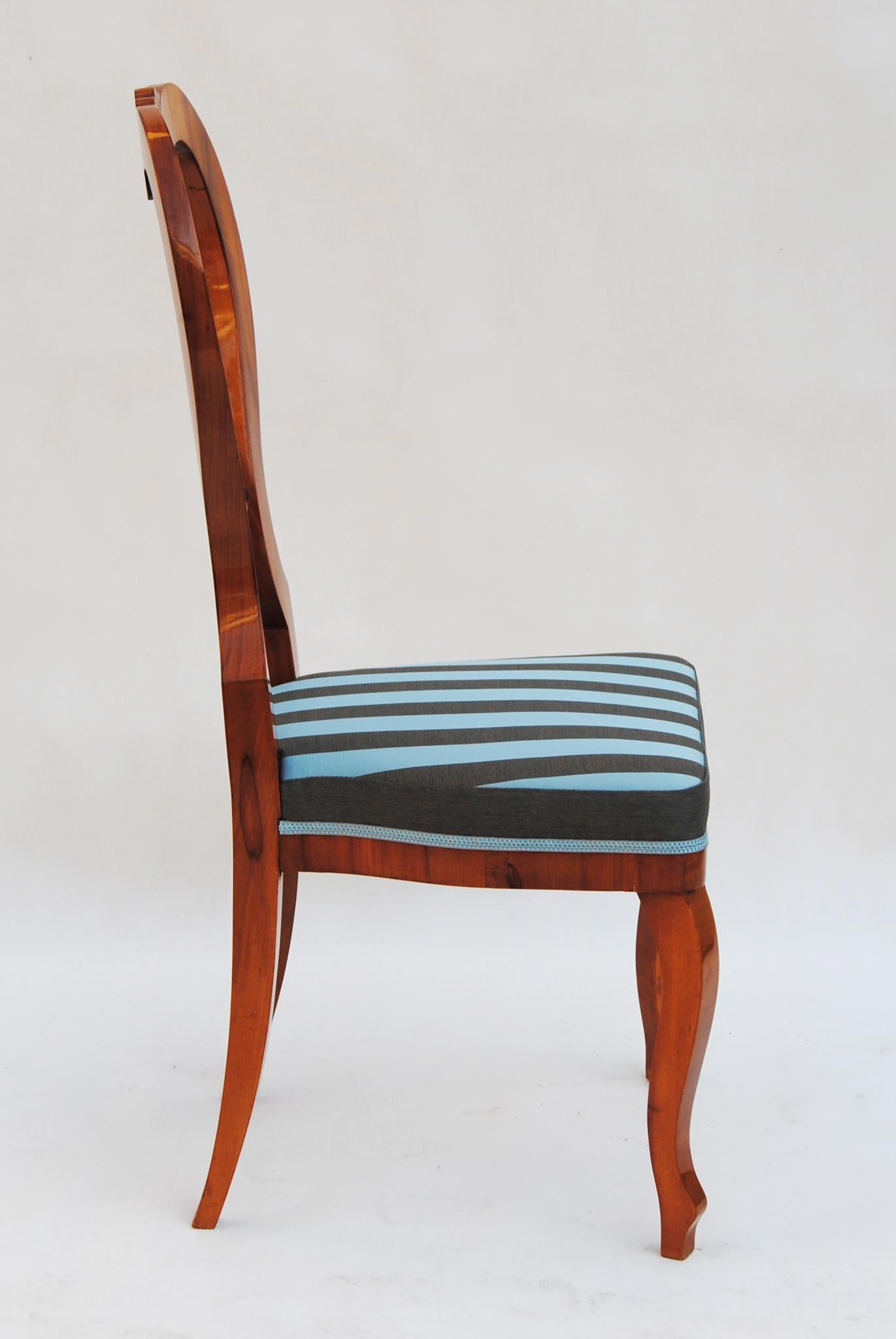 Ensemble de six chaises Biedermeier, fabriquées en Tchèque, années 1840, cerisier Bon état - En vente à Horomerice, CZ