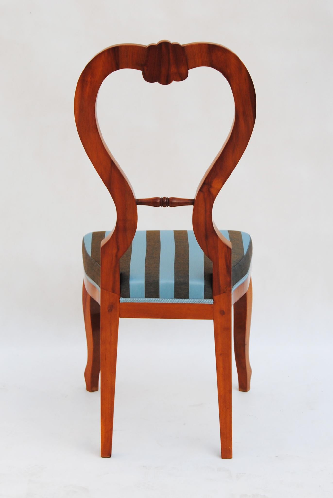 Milieu du XIXe siècle Ensemble de six chaises Biedermeier, fabriquées en Tchèque, années 1840, cerisier en vente