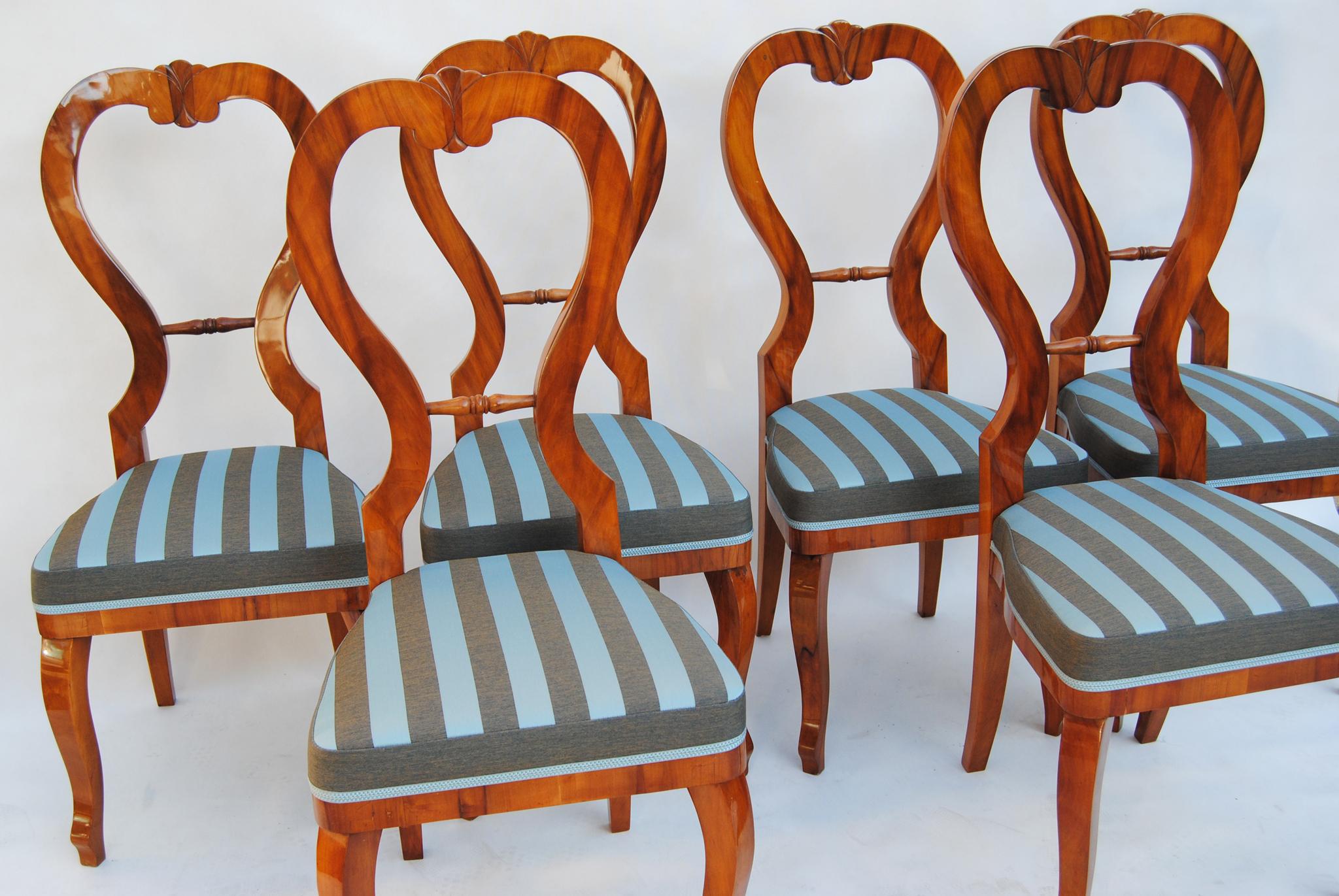 Ensemble de six chaises Biedermeier, fabriquées en Tchèque, années 1840, cerisier en vente 2