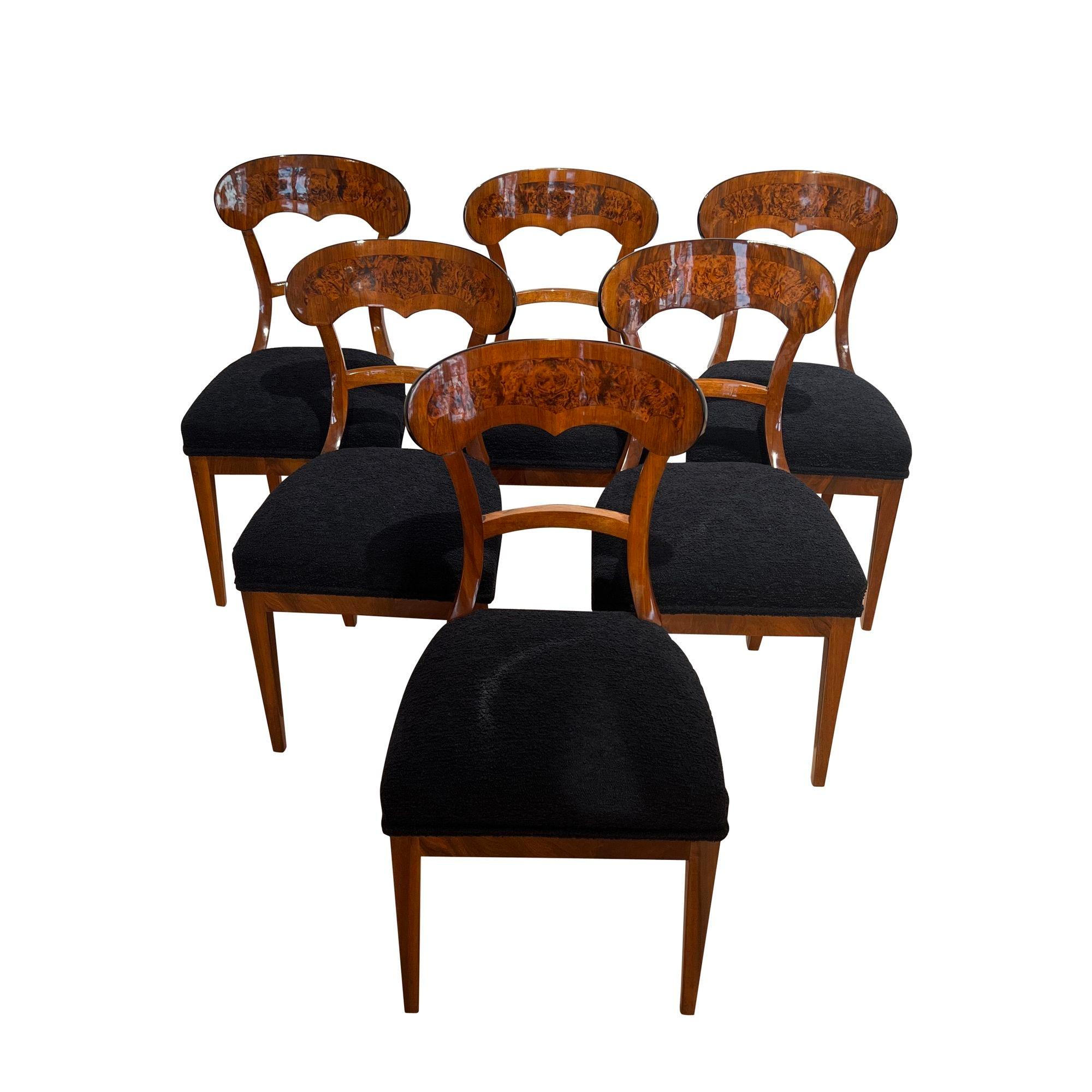 Beautiful set of six neoclassical Biedermeier shovel chairs (backrest in form of a shovel) from South Germany around 1840/50.
Solid Walnut and walnut veneer with walnut roots inlays on the front of the shovel. Ebonized upper edge of the