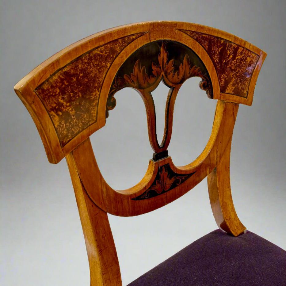 Un bel ensemble de six chaises d'appoint Biedermeier.
Noyer et ronce de noyer avec détails ébonisés.
 