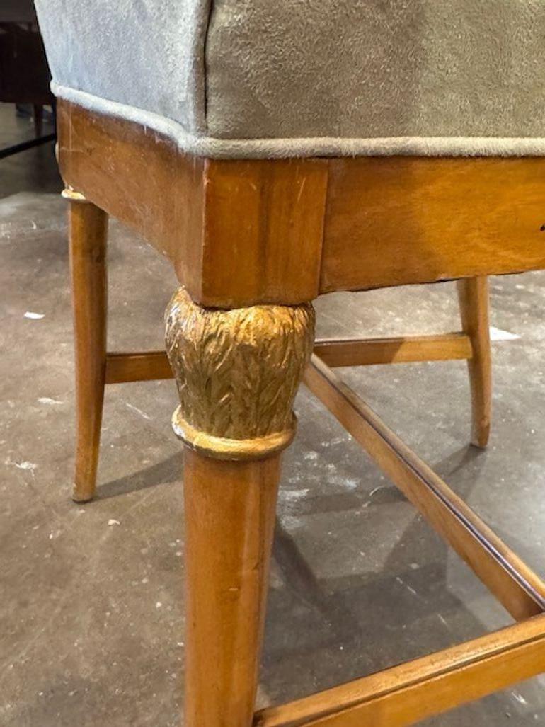 Le produit est un ensemble de six chaises en noyer de style Biedermeier avec un revêtement en daim. Chaque chaise est recouverte de daim, offrant une option d'assise confortable et luxueuse pour n'importe quelle pièce de la maison. Le style