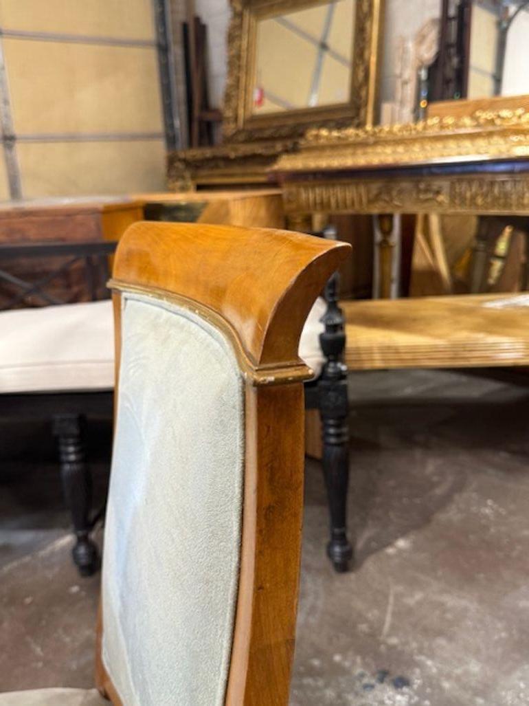 Allemand Ensemble de six chaises de style Biedermeier avec tapisserie en daim en vente