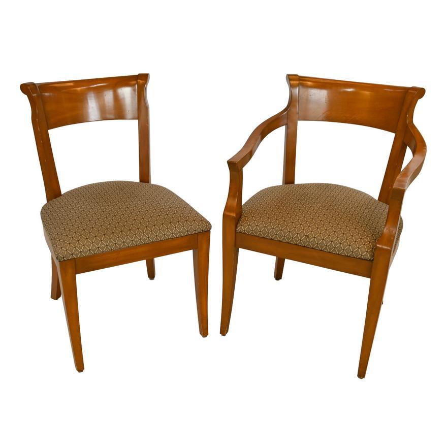Ensemble de six chaises en bouleau de style Biedermeier du milieu du XXe siècle avec tapisserie en brocart. Whiting comprenant quatre fauteuils et deux chaises d'appoint ; revêtement blanc cassé avec garnitures noires. 

Provenance : De la